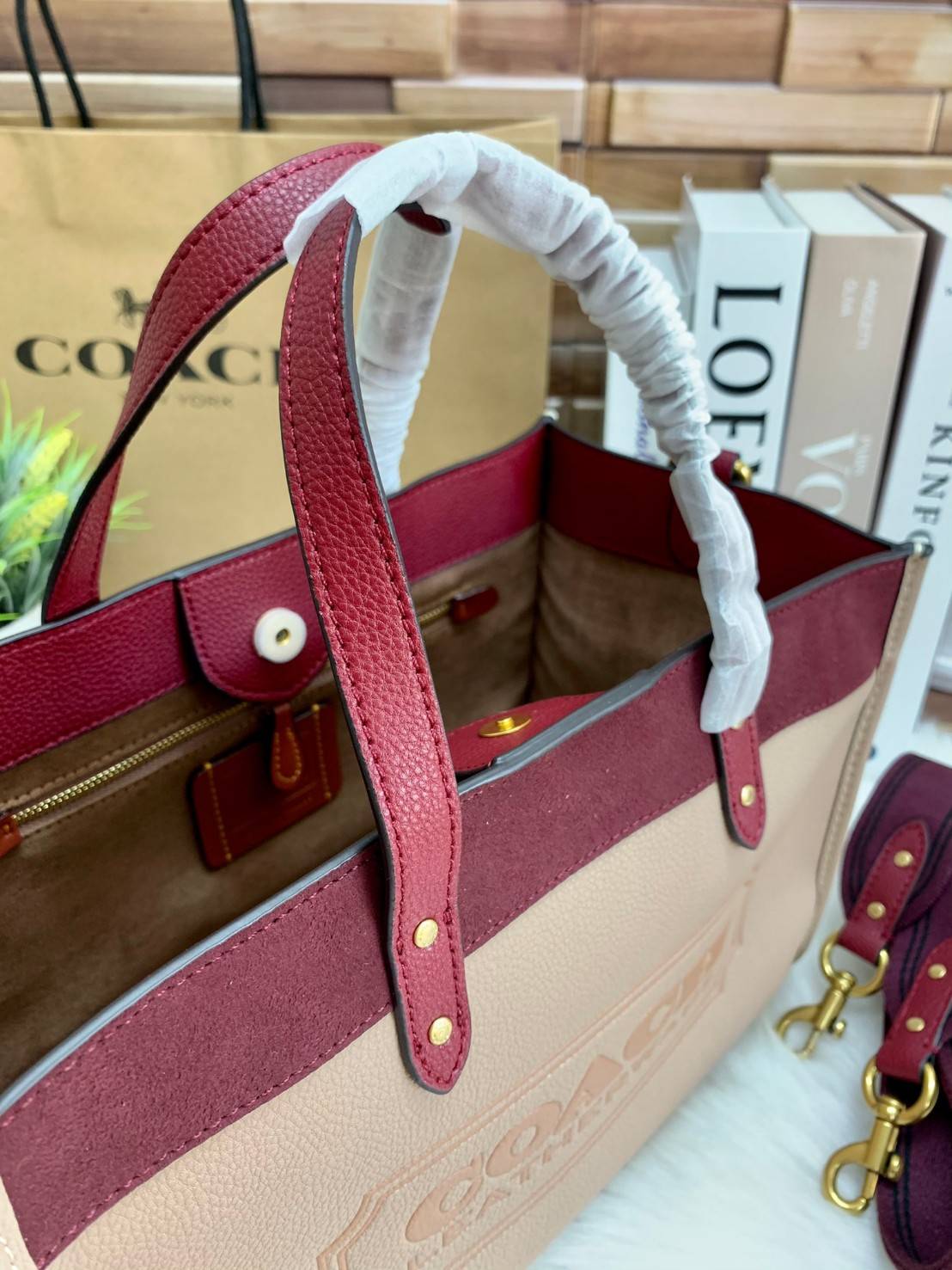 COACH FIELD TOTE IN COLORBLOCK WITH COACH BADGE ((C6035)) 📌พร้อมส่ง ยังไม่มีในไทยแน่นอนนจ้าา😘 กระเป๋าทรง Tote ที่สาวๆต้องมีติดตัวสักใบ! รุ่นนี้ใช้หนังแท้อย่างดี หนังนิ่ม สวยมากๆค่ะ หลงรักแน่นอน