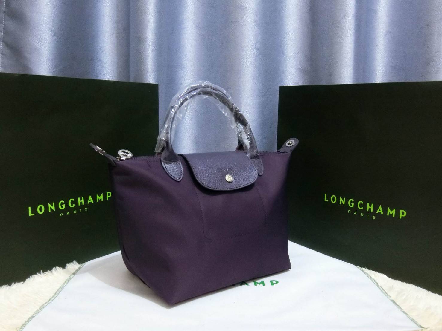 Longchamp Size S สินค้าใหม่ ของแท้!! เป็นล็อตผลิตเกินออเดอร์จากโรงงาน มาพร้อมการ์ด/ถุงผ้าแบรนด์/ถุงกระดาษแบรนด์ Size S: 25 x H. 23 x 16 cm. Color: Milberry 645 (ม่วง)