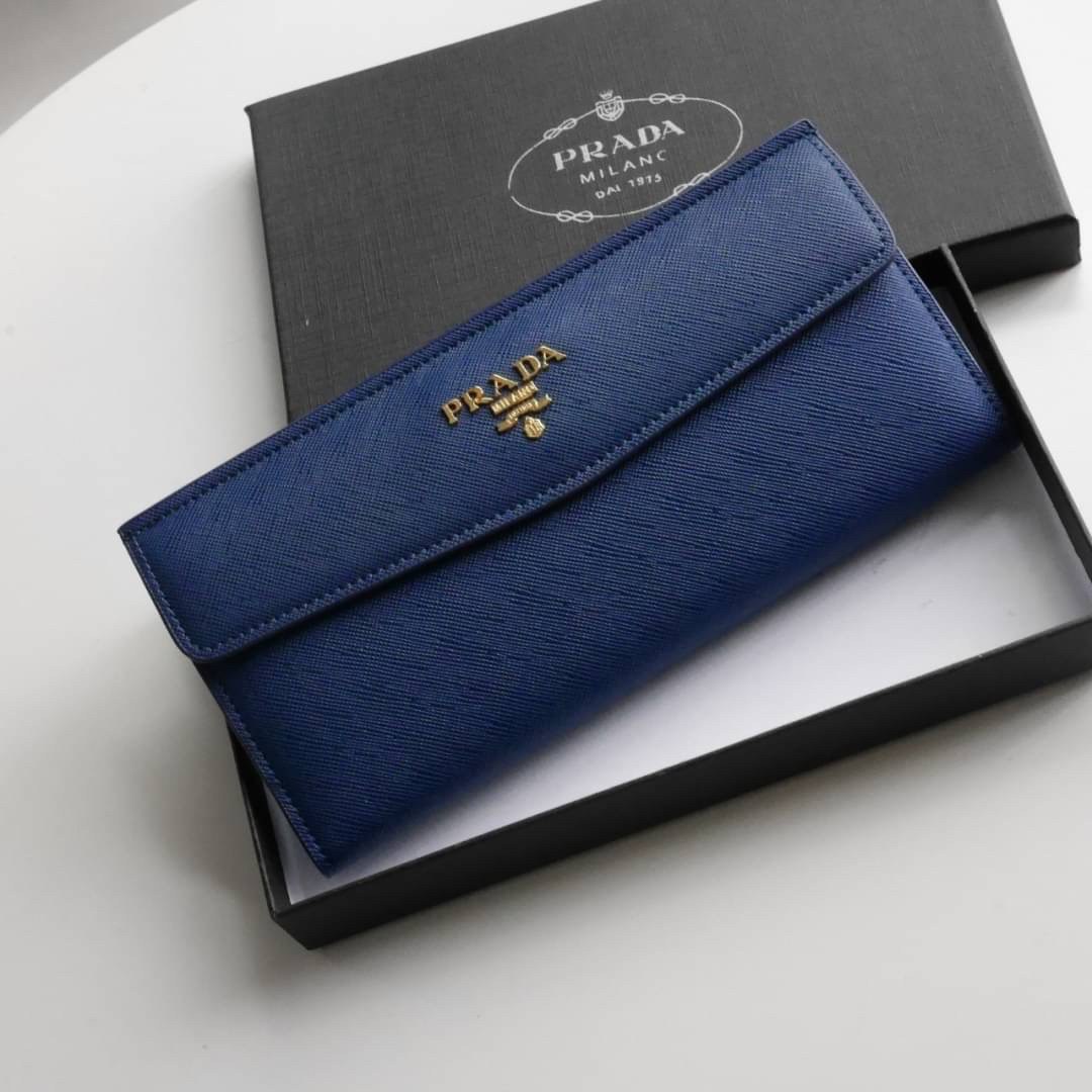 พร้อมส่งครบสีค่ะ 🖤💙💖 Best Seller PRADA LONG WALLET กระเป๋าสตางค์ยาว **รับทรัพย์ ทรงหรู จากงานพรีเมี่ยมกิ้ฟ จากเคาเตอร์ต่างประเทศ จากแบรนด์ PRADA ลายหนัง SAFFIANO มีช่องใส่บัตร ถึง 12 ช่อง และช่องซิปใส่ของจุกจิกได้ น้ำหนักเบา จับถนั