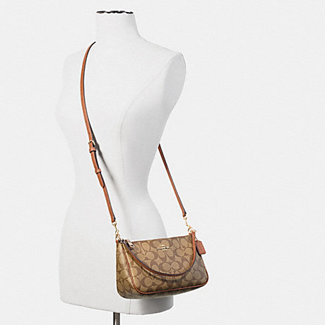 COACH F58321 TOP HANDLE POUCH อีกรุ่นฆ่าไม่ตาย!! 😎 ขายดีขายหมด ขายรวยขายปังๆ!! กระเป๋าพอชจากโค้ช ทรงใช้งานง่าย สะดวก กะทัดรัด วัสดุหนังแคนวาสเคลือบคุณภาพดี มาพร้อมสายคล้องในตัว และสายสะพาย crossbody ปรับเปลี่ยนได้ตามสไตล์ อีกหนึ่งไอเท็มที่สาวๆต้อง