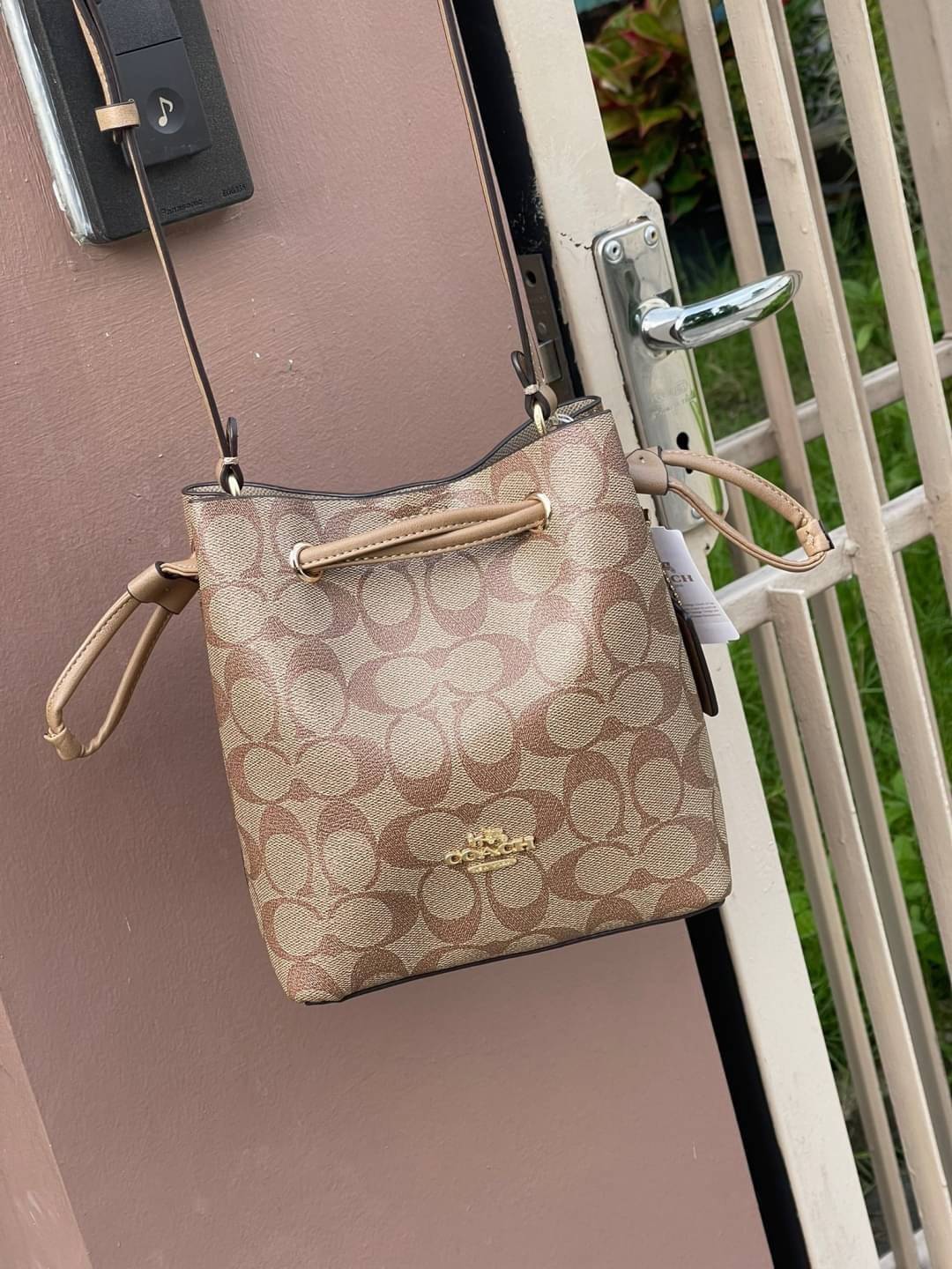 Coach Lena Crossbody Signature Bucket Bag กระเป๋าสะพายไหล่สุดคลาสสิกรุ่นนี้ เป็นรูปทรงถัง ที่สามารถจุของได้กำลังดี สำหรับสาวๆสายแฟชั่นที่ชอบรายละเอียดชิคๆ ดีไซน์เก๋ ด้วยรูปทรงของกระเป๋าที่ออกแบบมาให้ฐานเป็นรูปสี่เหลี่ยมทำให้กระเป๋ายังคงรูปทรงได้ง่าย มีสาย