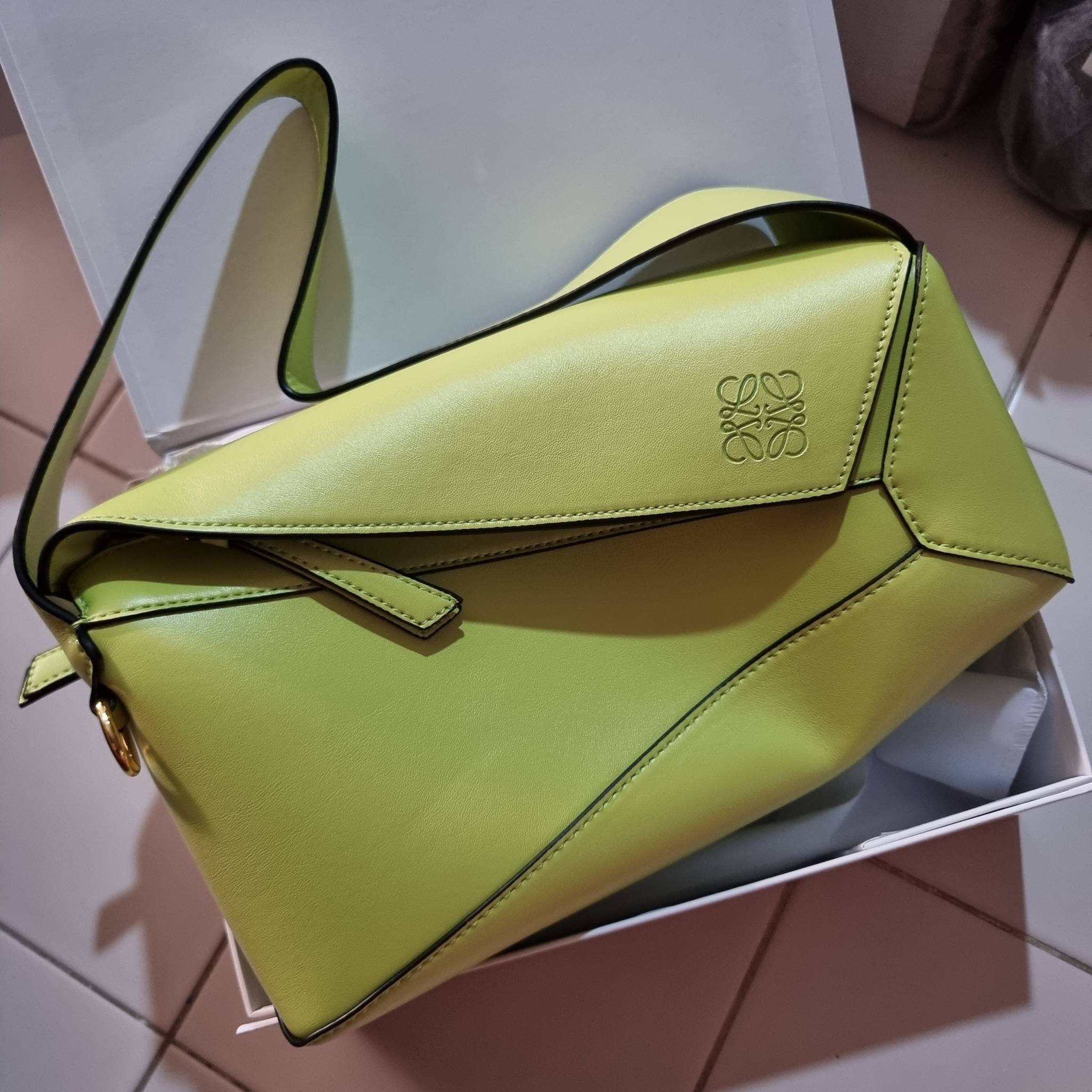 LOEWE PUZZLE HOBO BAG ใหม่ล่าสุด กับแบรนด์ที่มีดีไซน์โดดเด่นเป็นเอกลักษณ์ สวยหรูทุกรุ่นจริงๆ!! กระเป๋าสะพายโฮโบ ทรงสวย สไตล์พัซเซิลคลาสสิค วัสดุหนังวัวฟอกสี นิ่มมือ ฟินมาก!! เปิดใช้งานด้วยซิป ที่ภายในโล่งกว้าง ใส่ของสำคัญได้ครบไม่มีพลาด แบบสบายๆ มาพร้อมสา