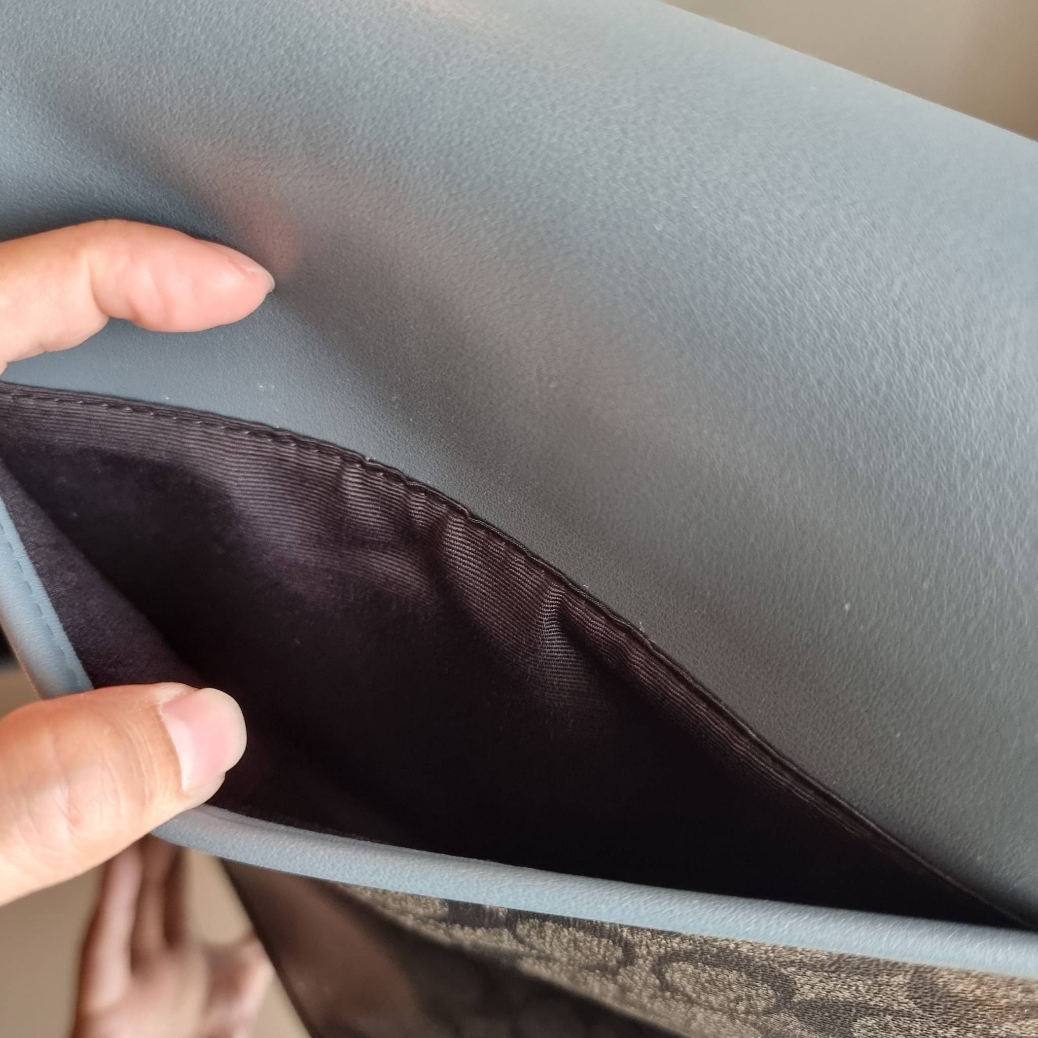 COACH TRACK CROSSBODY IN COLORBLOCK WITH COACH PATCH C6657 C8128 หล่อบอกต่ออีกหนึ่ง กระเป๋าสะพายทรงแมสเซ็นเจอร์ รุ่นเอาใจหนุ่มๆ ที่สาวๆก็อยากใช้!! ด้วยดีไซน์สีคัลเลอร์บล็อคที่โดดเด่น ทำให้ดูน่าใช้งาน วัสดุหนังแท้ สวยคมซ่อนหรู ฝากระเป๋ามีตัวล็อคแน่นหนา เปิ