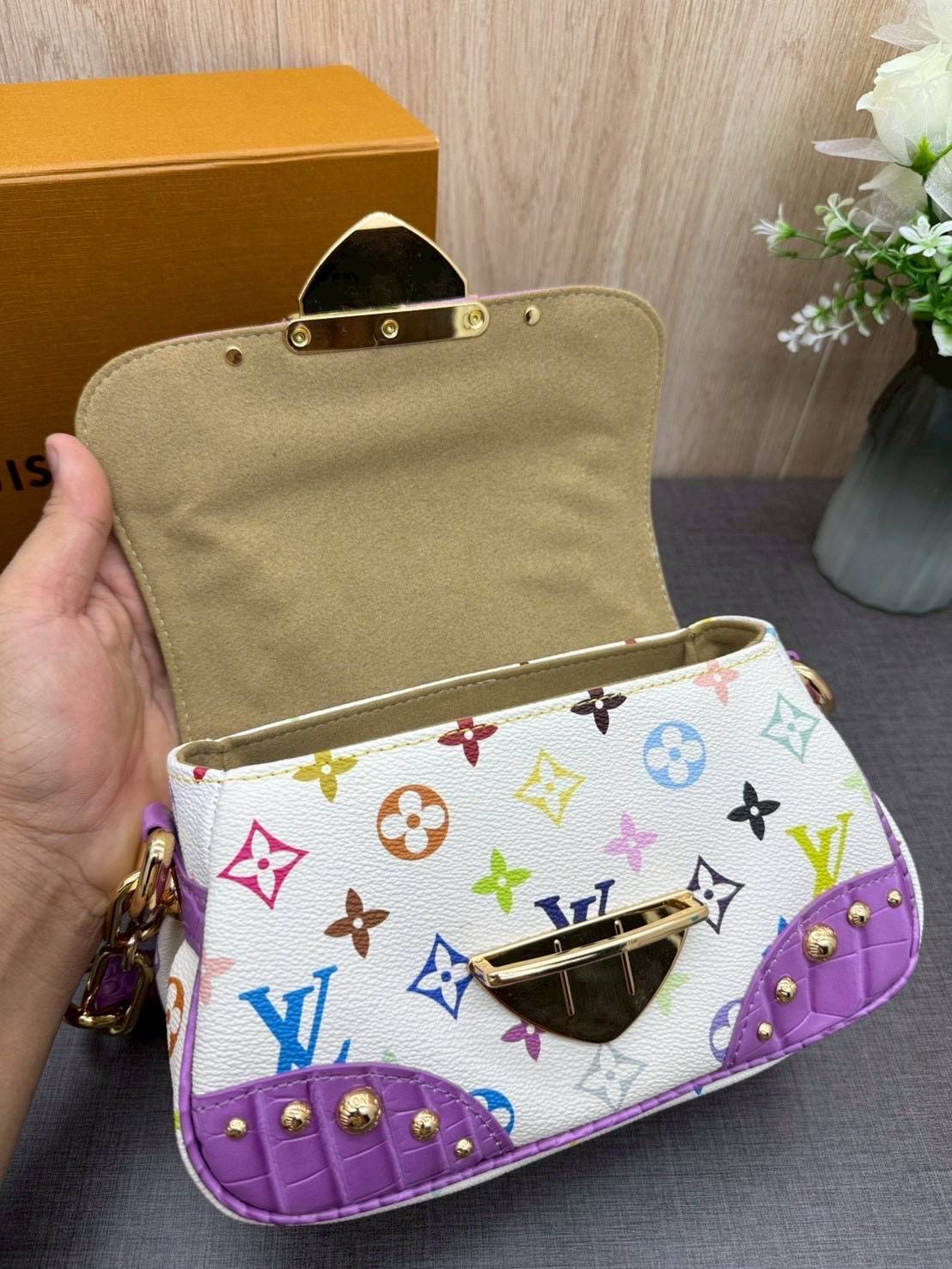 ORI หนังแท้ | Lv Marilyn White Multicolor Monogram Canvas Shoulder Bag กระเป๋าสะพายสไตล์วินเทจ ดีไซน์สีสันสดใสน่ารัก มีชีวิตชีวา โดดเด่นด้วยตัวล็อคด้านหน้าแบบกดขนาดใหญ่ จะถือแบบคล้องแขนหรือสะพายไหล่ก็ได้