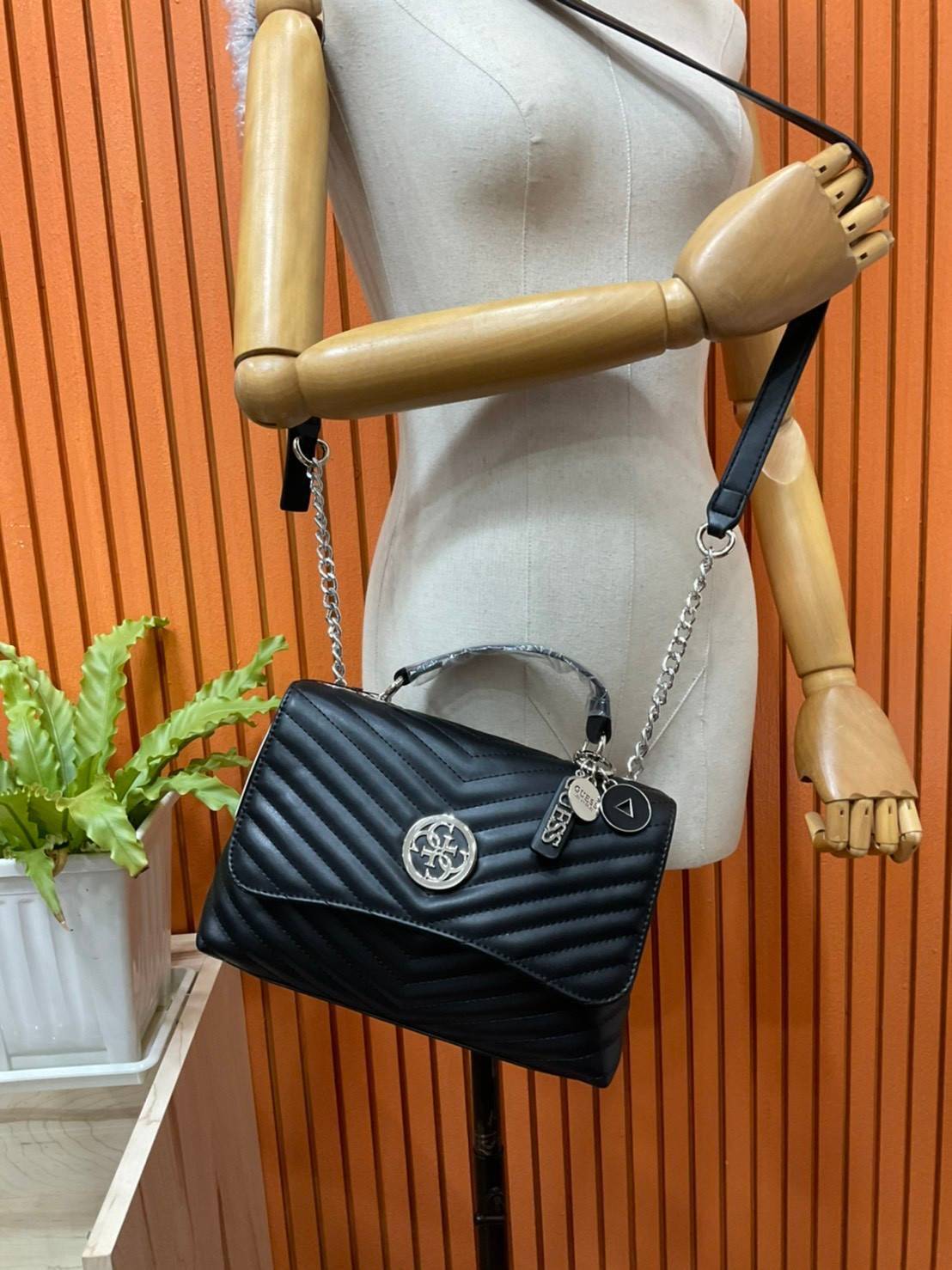 ของแท้ 💯% 】GUESS BLAKELY TOP HANDLE FLAP BAG กระเป๋สะพายรุ่นใหม่ล่าสุด รุ่นยอดนิยมสวยอยู่ทรง วัสดุหนังนิ่ม น้ำหนักเบา มีฐานกว้างตั้งอยู่ทรง ด้านหน้าประดับด้วยโลโก้แบรนด์สวยโดดเด่น