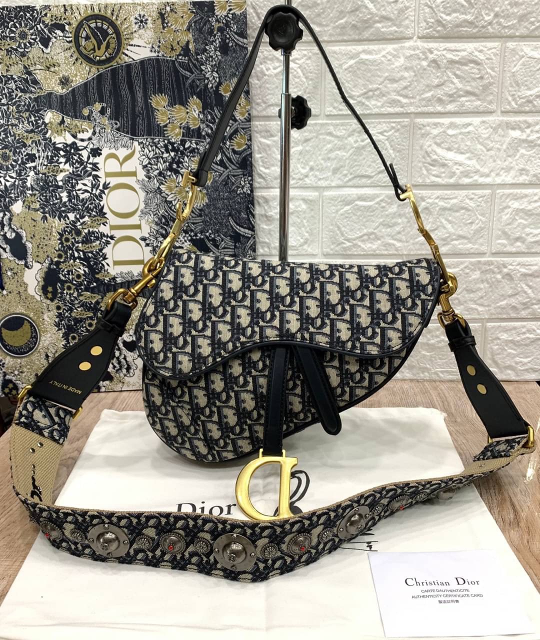 VIP GIFT CHRISTIAN DIOR Oblique Canvas Saddle Bag กระเป๋ารุ่นยอดนิยมตามแบบฉบับแบรนด์ ใช้งานได้ 2 แบบ สะพายยาว CROSSBODY และสายสั้นถือได้เก๋ๆ ลุคนี้คูลสุดๆ เลยค่าา ภาพถ่ายจากสินค้าจริง! สวยมาก พร้อมส่งที่ไทยราคาสุดคุ้ม สาวๆ ห้ามพลาดค่ะ!