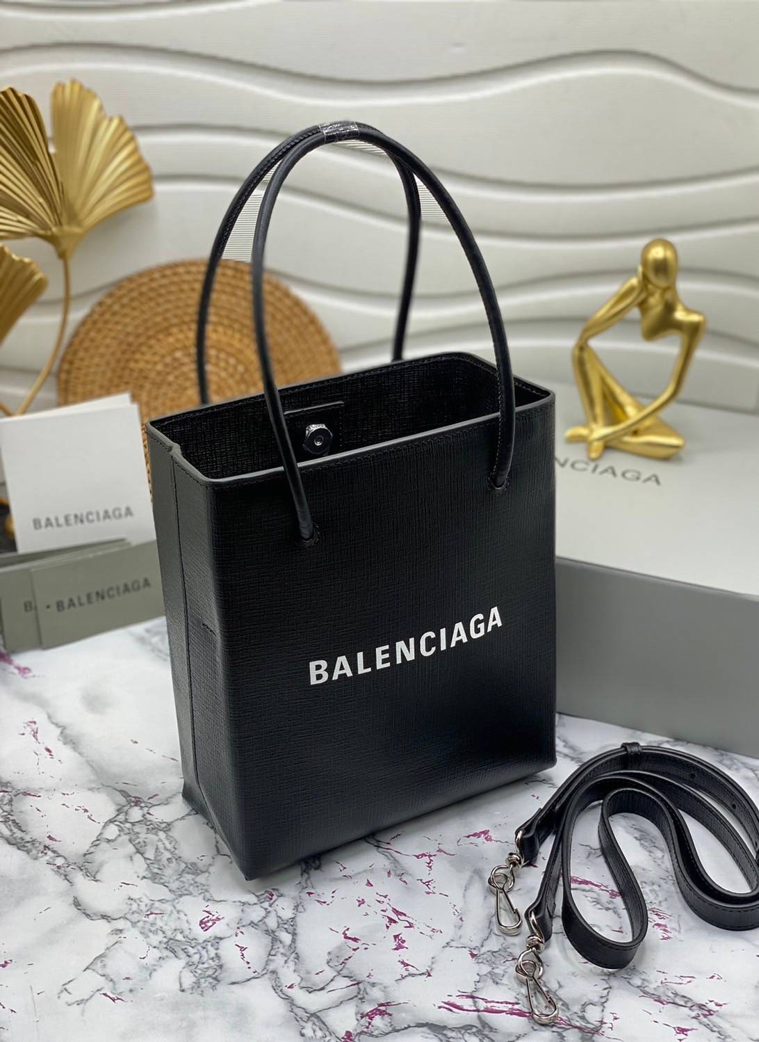 หนังแท้ BALENCIAGA XXS TOTE / Balenciaga shopping tote xxs พกกระเป๋าช้อปปิ้ง ไปทุกที่ในฤดูกาลนี้ ดีไซน์ที่ใช้ได้ทุกวันตั้งแต่หนังแบบมีเท็กซ์เจอร์ ภาพสินค้าถ่ายจากงานขายจริง ใช้งานต่างประเทศได้