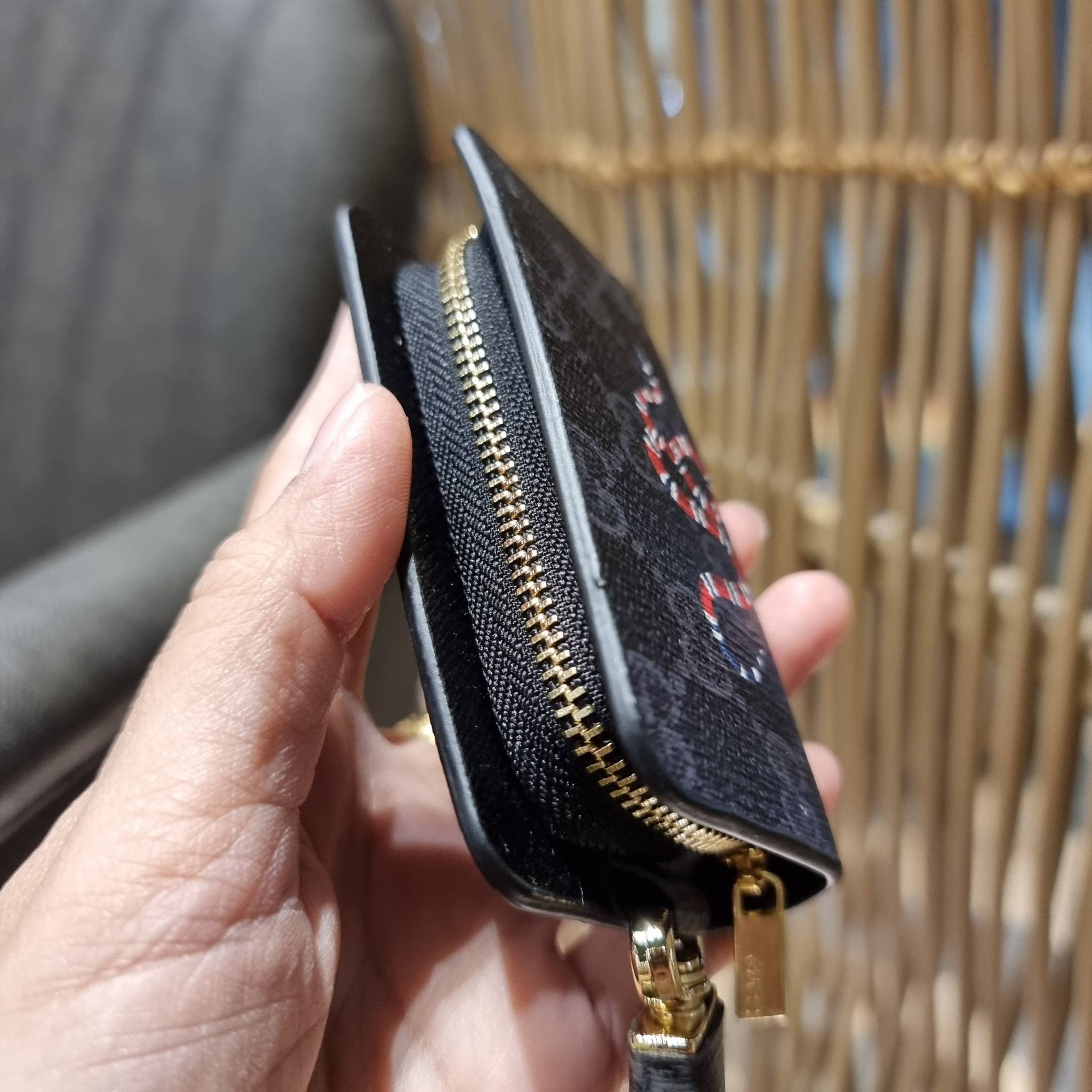 VIP 】SUPER EXCLUSIVE GC GWP KEY FOB WITH GIFT BOX 🎊🐯🐍 ต้อนรับปีแห่งความปัง!! กระเป๋าเก็บกุญแจรุ่นพิเศษ!! เอ็กซ์คลูซีฟมาก!! วัสดุหนังแคนวาส ปั๊มลายคมสวย!! เปิด-ปิดด้วยซิปปั๊มแบรนด์ มีหัวพวงกุญแจห้อย สำหรับเกี่ยวเข้ากับกระเป๋าใบใหญ่