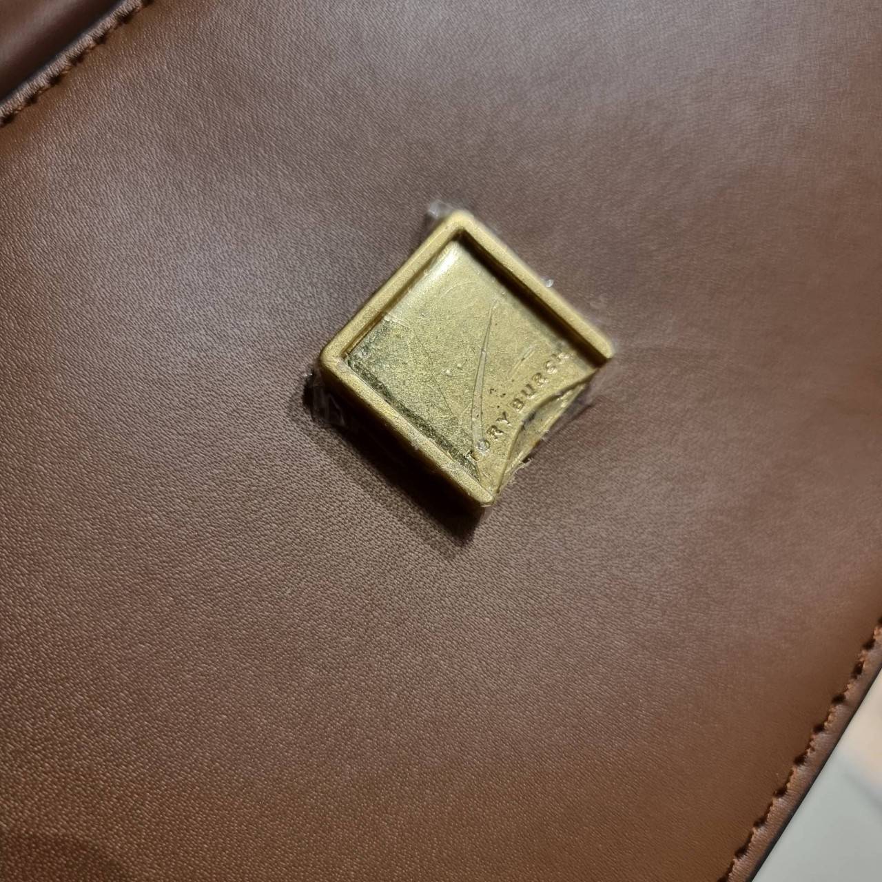 TORY BURCH ELEANOR SMALL CONVERTIBLE SHOULDER BAG ฮอตไอเท็ม รุ่นนี้ขายดีขายหมด คัมแบค!! สวยหรู คุณหนู ผู้ดี!! หายากมากที่สุด!! กระเป๋าสะพายข้าง ดีไซน์อยู่ทรง ขนาดกำลังสะดวกใช้สำหรับสาว วัสดุหนังแท้เต็มใบ สีทูโทน เปิด-ปิดด้วยแถบแม่เหล็ก ภายในแบ่งสัดส่วนได้