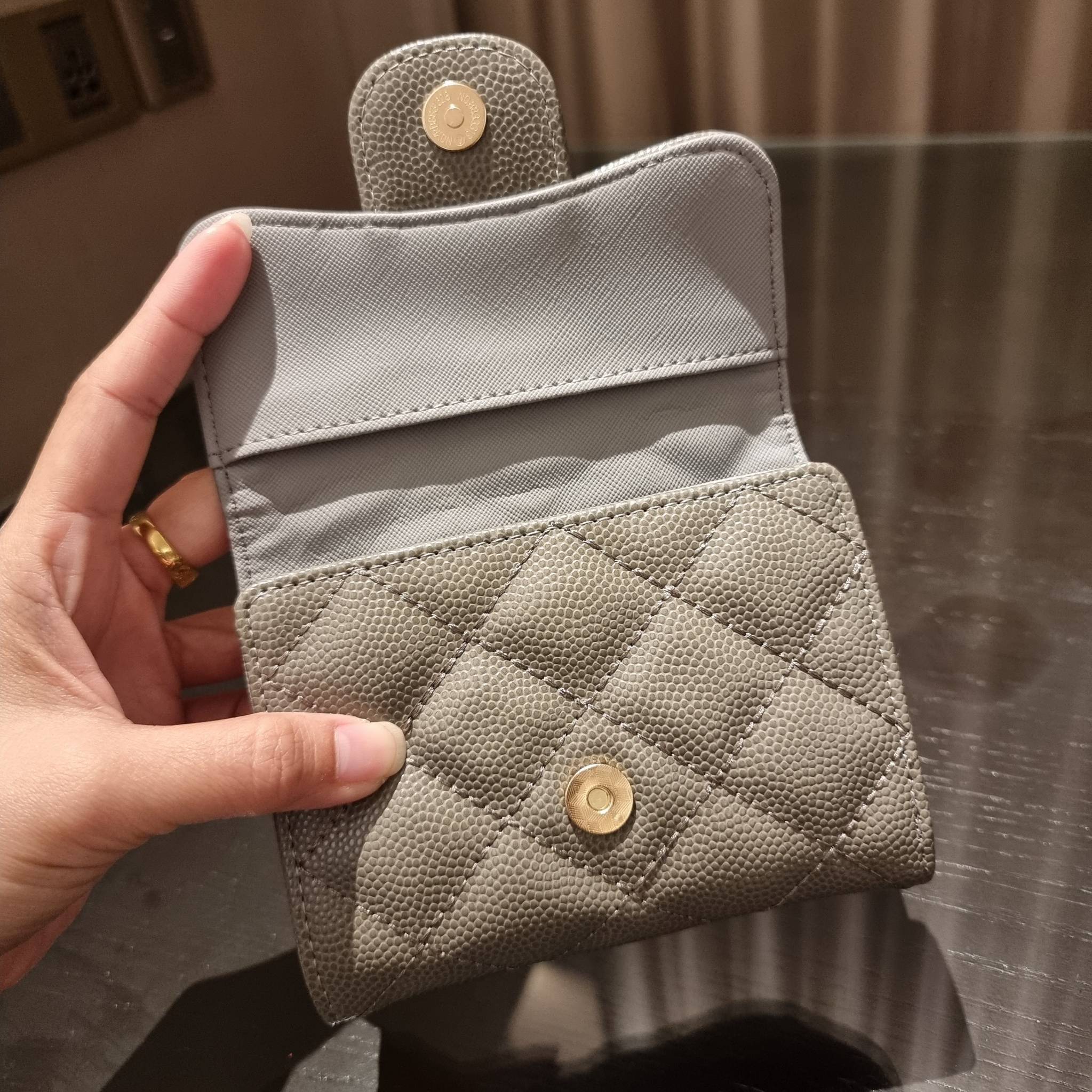 VIP 】มาแล้วจ้า!! รุ่นแนะนำ!! ฮิตติดใจสาวๆ!! กระเป๋าสตางค์ใบสั้นรุ่นฝาพับ จาก Chanel premium for gift เรียบหรู ดูไฮน์ วัสดุหนังสังเคราะห์ลายคาร์เวีย ด้านในเป็นหนังซาฟเฟียโน่ เปิด-ปิดด้วยกระดุมแม่เหล็ก ภายในกระเป๋ามีช่องใส่บัตร ใส่ธนบัตรได้ ดีไซน์เรียบหรูตา