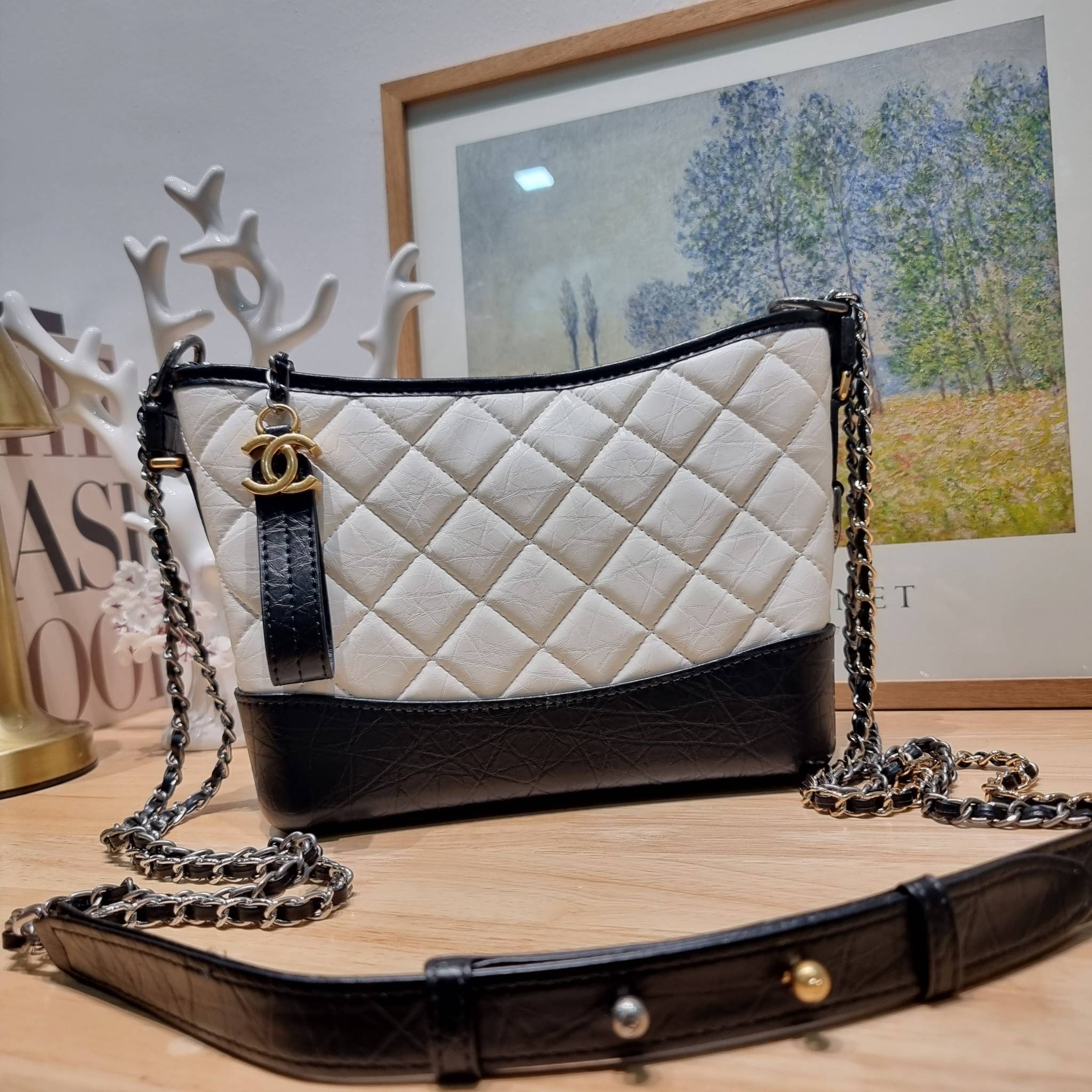 CHANEL Gabrielle Bag Medium สวยคลาสสิค No.1 ต้องยกให้ไอเท็มนี้เท่านั้น กับกระเป๋าสะพายซิกเนเจอร์ ดีไซน์ไม่เหมือนใคร เป็นเอกลักษณ์
