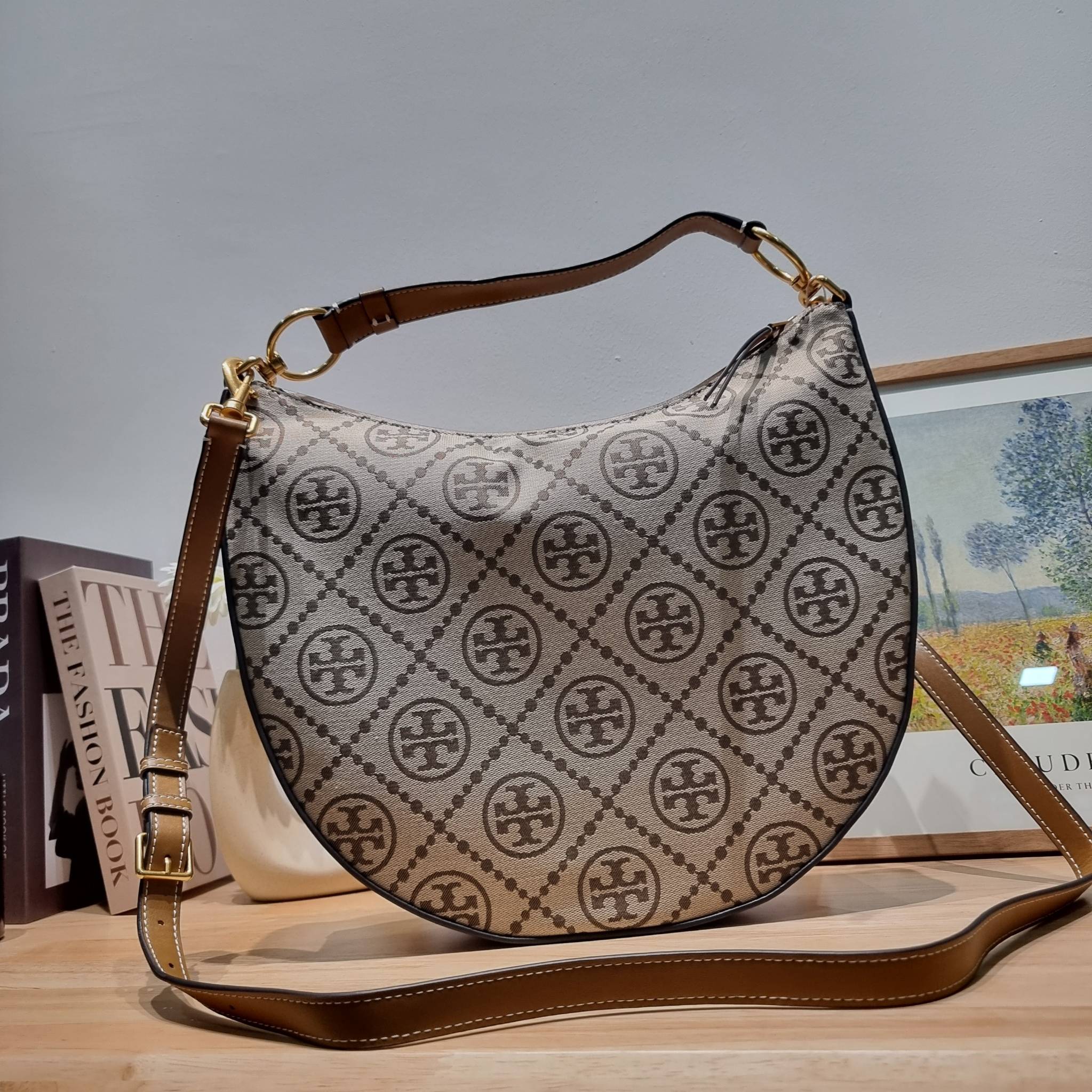 ใบใหญ่ 35cm Tory Burch T Monogram Medium Crescent Bag / TORY BURCH T MONOGRAM JACQUARD CRESCENT BAG ไซส์ใหญ่กับไอเท็มสุดร้อนแรง เซเลปรีวิวเยอะมาก!! สาวๆตามหากันไปอีก กระเป๋าทรง half moon ที่ดีไซน์บนผ้า jacquard ลวดลายซิกเนเจอร์ เรียบหรู ผู้ดีมากแม่! มาพร้
