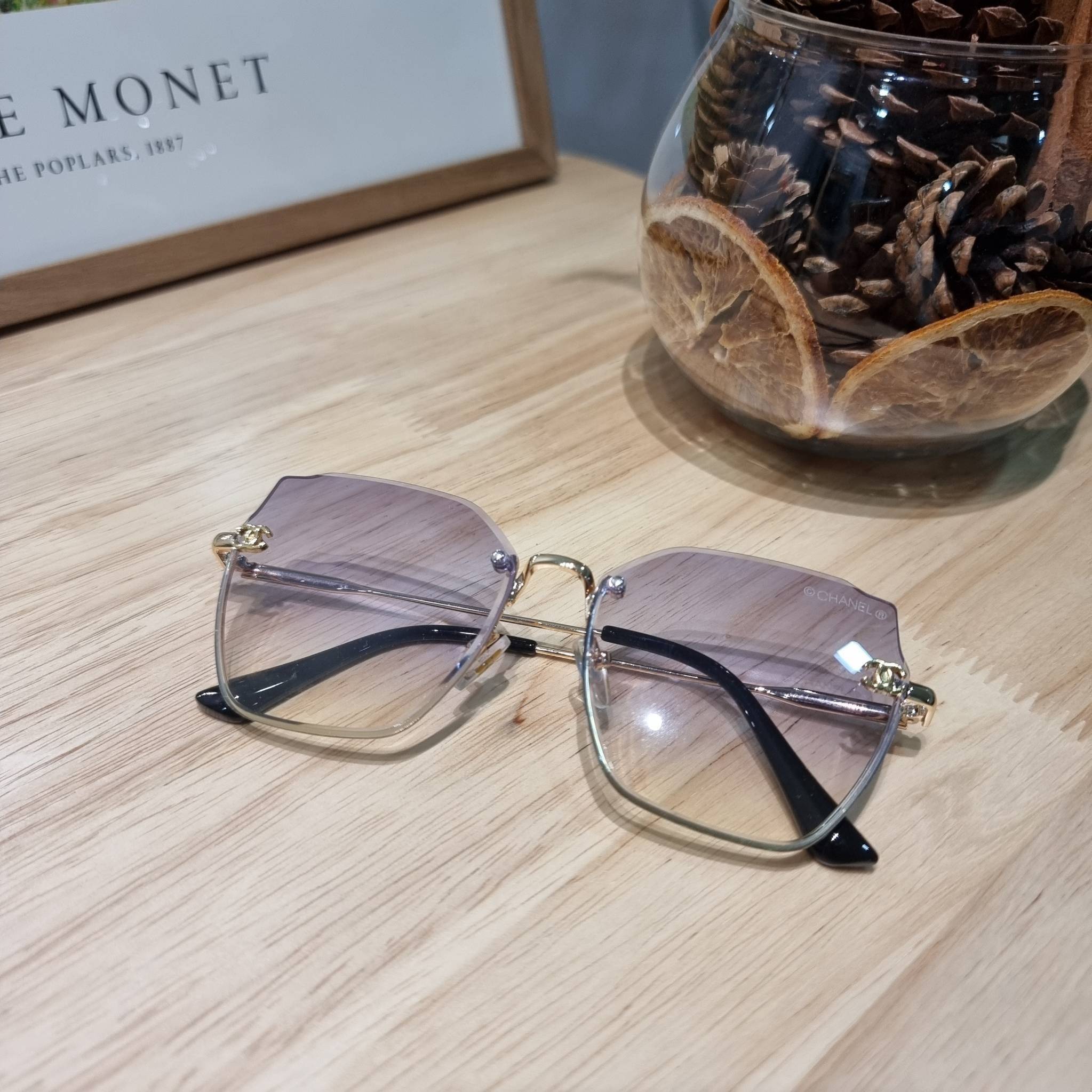 Chanel Sunglasses UV protection gift Box set สุดคุ้ม มาพร้อมอุปกรณ์ครบเซ็ท ดีไซน์ชิคมากแม่!! รับรองไม่ซ้ำใคร ใส่เสริมโหงวเฮ้ง ดูผู้ดี มีพกติดตัวไว้ไม่ตกเทรนด์ ใช้ได้ทุกโอกาส