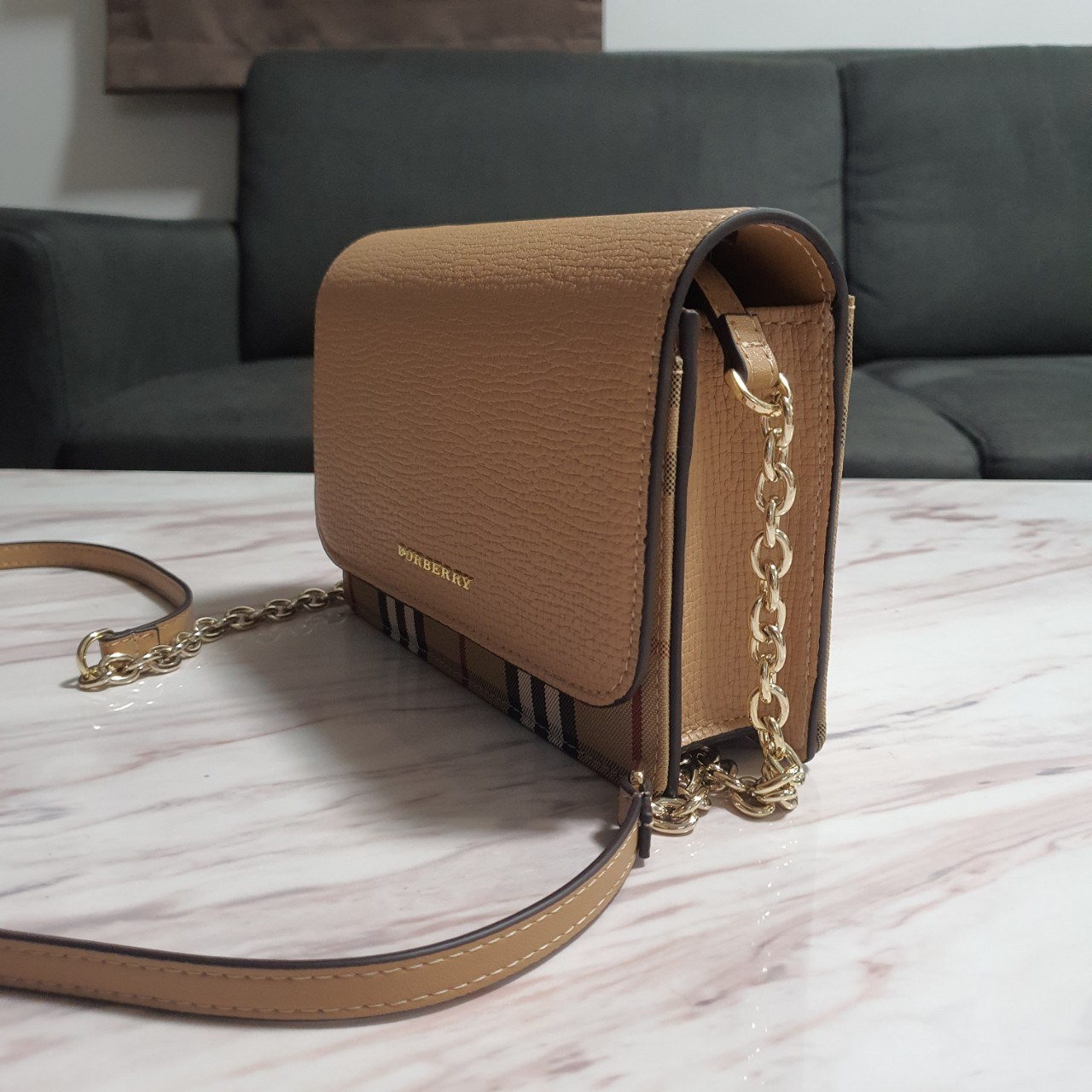 พรีเมี่ยมกิ๊ฟแท้ 100% 】BURBERRY CROSSBODY BAG กระเป๋าสะพายพรีเมี่ยมกิ๊ฟรุ่นใหม่ล่าสุด Limited จาก BURBERRY Perfume DutyFree ตัวกระเป๋าอยู่ทรงสวย วัสดุทำจากหนังสลับผ้าลายแบรนด์