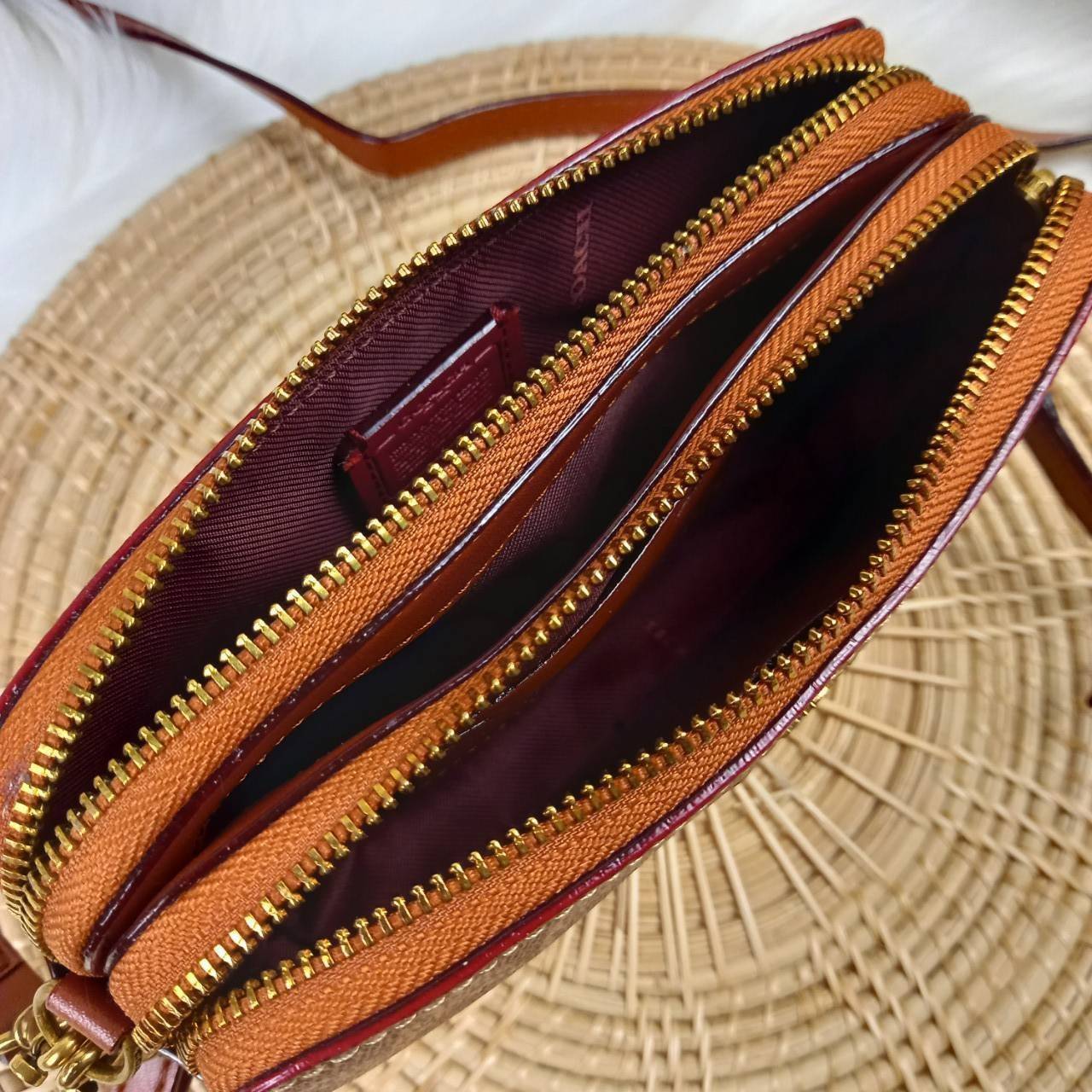 COACH KIRA CROSSBODY IN SIGNATURE CANVAS (COACH F89399)🍁เหมาะมือมาก หยิบใช้ง่ายสบายเลย🌈//รุ่นนี้ จะถือ จะคล้องมือ สะพายคลอสบอดี้ ได้หลายลุค จัดวางตามต้องการได้เลย // มีสายคล้องมือ และสายยาว สามารถถอดได้ทั้ง 2 สาย //เปิด-ปิดด้วยซิป มี2 ช่อง