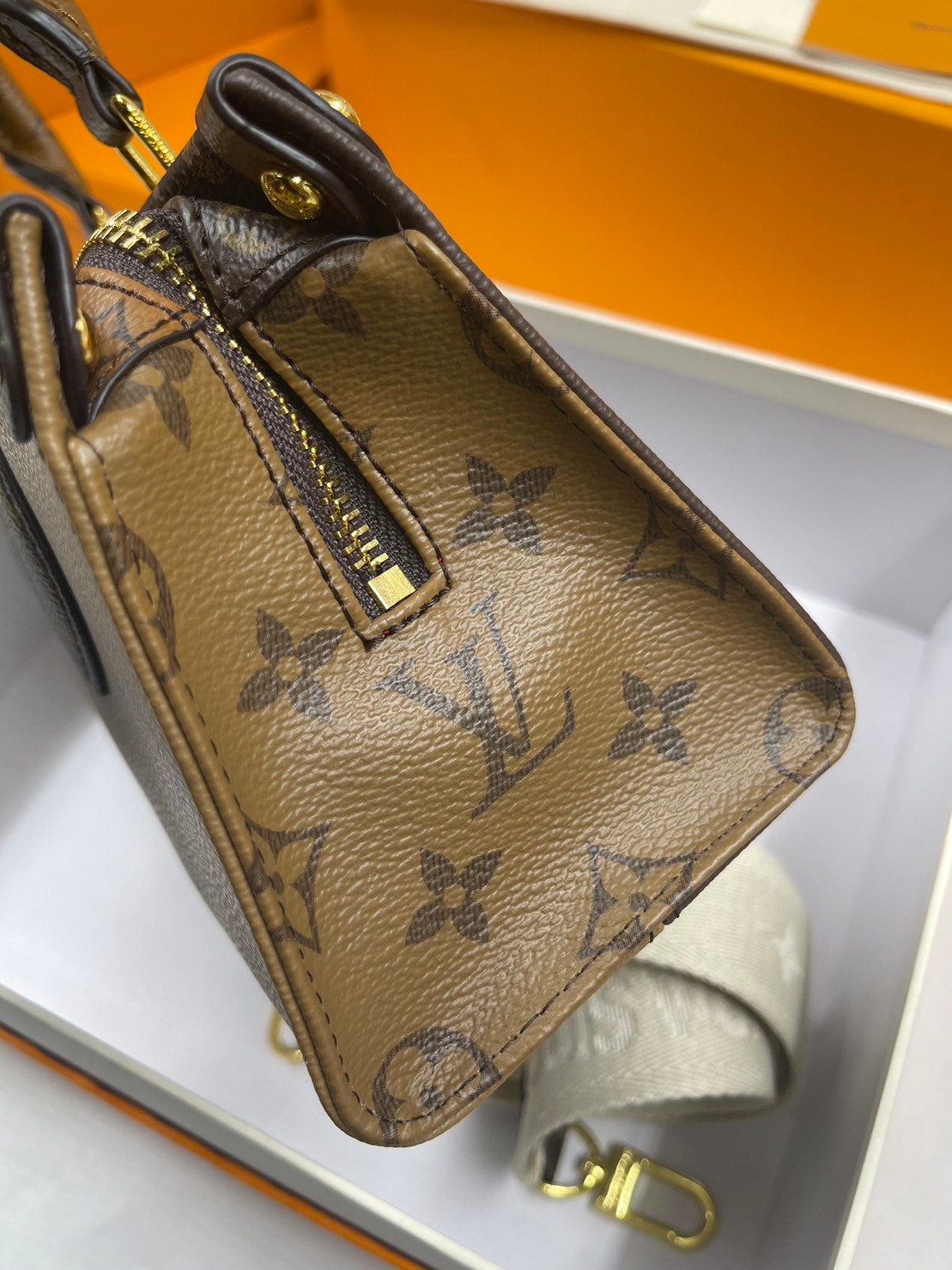 LV OnTheGo East West Monogram Bag / LV BAG พร้อมส่ง 4 สี กระเป๋าโท้ทขนาดกะทัดรัด ดีไซน์ใหม่ประจำฤดูกาล