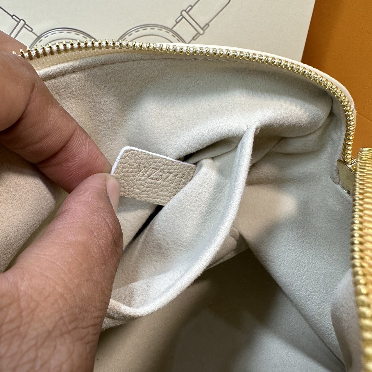 LV Speedy Bandoulière 20 Bag Monogram Empreinte Leather กระเป๋าสะพายทรงสปีดี้คลาสสิค สวยหรู กระเป๋าทรงหมอน รุ่นท็อปฮิต มีกุญแจล็อค