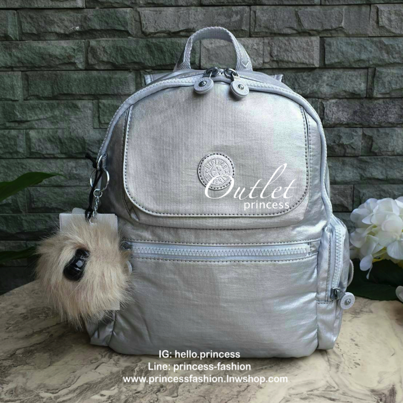 Kipling Matta Small Metallic Backpack รุ่น KI1490 คอลเลคชั่นใหม่ชนช้อป!!กระเป๋าเป้ขนาดกำลังดี วัสดุไนล่อนเคลือบกันน้ำ มีน้ำหนักเบา มีช่องเก็บของหลายช่อง แบ่งเป็นช่องด้านหน้า 2 ช่องและด้านข้างอีก 2 ช่อง ช่องใหญ่ปิดเปิดด้วยซิปคู่ภายในมีช่องซิป ช่องใส่ของจุก