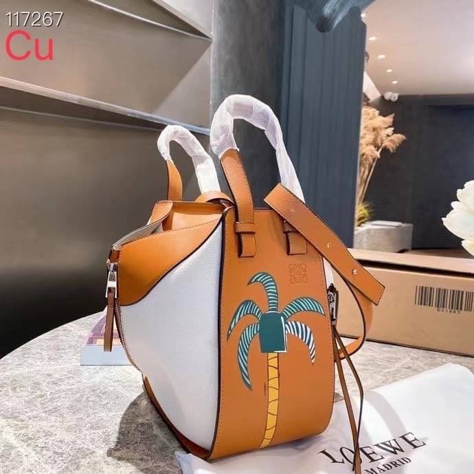 Loewe Hammock Bag / Loewe Small Hammock Leather Bag กระเป๋าถือหรือสะพาย รุ่น Rare items สุดๆ หนังสวยดีไซน์มีเอกลักษณ์ ใบขนาดกำลังดี น้ำหนักเบา สามารถปรับได้หลายทรง ด้านข้างมีซิปปรับขยายได้ ภายในโล่งกว้าง ใส่กระเป๋าสตางค์ กล้อง มือถือ ของใช้ได้เยอะ