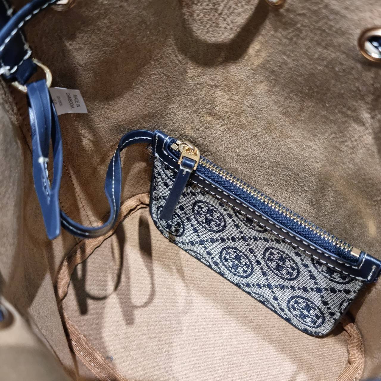 TOP ORI หนังแท้ | เกรดดีสุด TORY BURCH T MONOGRAM BUCKET BAG (ดีไซน์ใหม่) ใหม่ล่าสุดได้สวยก่อนใคร กับกระเป๋าบัคเก็ตยอดฮิต ที่มาในดีไซน์ใหม่ สายคล้องในตัวสามารถปรับได้ รูปทรงและลวดลายสวยชัดคลาสสิค