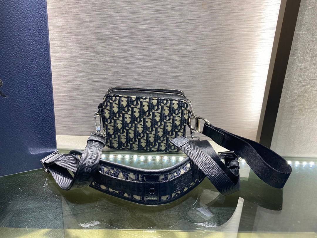 หนังแท้ Christian Dior Plain Leather Logo Messenger & Shoulder Bags / Dior crossbody Beige and Black Dior Oblique Jacquard พร้อมส่งที่ไทย งานหนังแท้และผ้าแจ็คการ์ดเกรดออริจินอล ภาพสินค้าถ่ายจากงานขายจริง ใช้งานต่างประเทศได้
