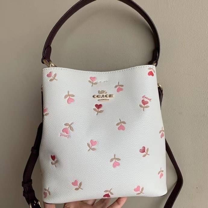 COACH SMALL TOWN BUCKET BAG WITH HEART FLORAL PRINT ((C2811)) 💐พร้อมส่งสินค้าห้ามพลาดค่ะ! กระเป๋าหิ้ว//คล้องไหล่//สะพายครอสบอดี้ร์ได้ ใบเดียวเอาอยู่จร้า😘 หนังแท้โดดเด่นด้วยดอกหัวใจนูนสลับวิ้งๆ ได้สวยงามน่ารักมากๆค่ะ