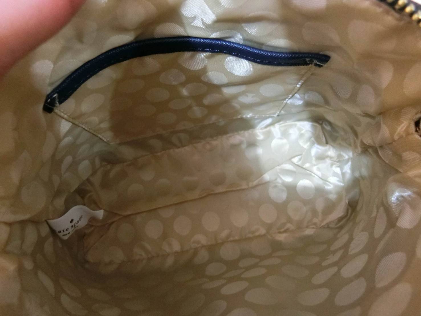 KATE SPADE CEDAR STREET MANDY แบรนด์ดังจากอเมริกาสุดฮิต กระเป๋าขนาดน่ารัก สะพายข้าง หนัง saffiano ภายในลายสวยเก๋สีทองเรียบหรู ทรงแข็งอยู่ทรง MUST HAVE!!