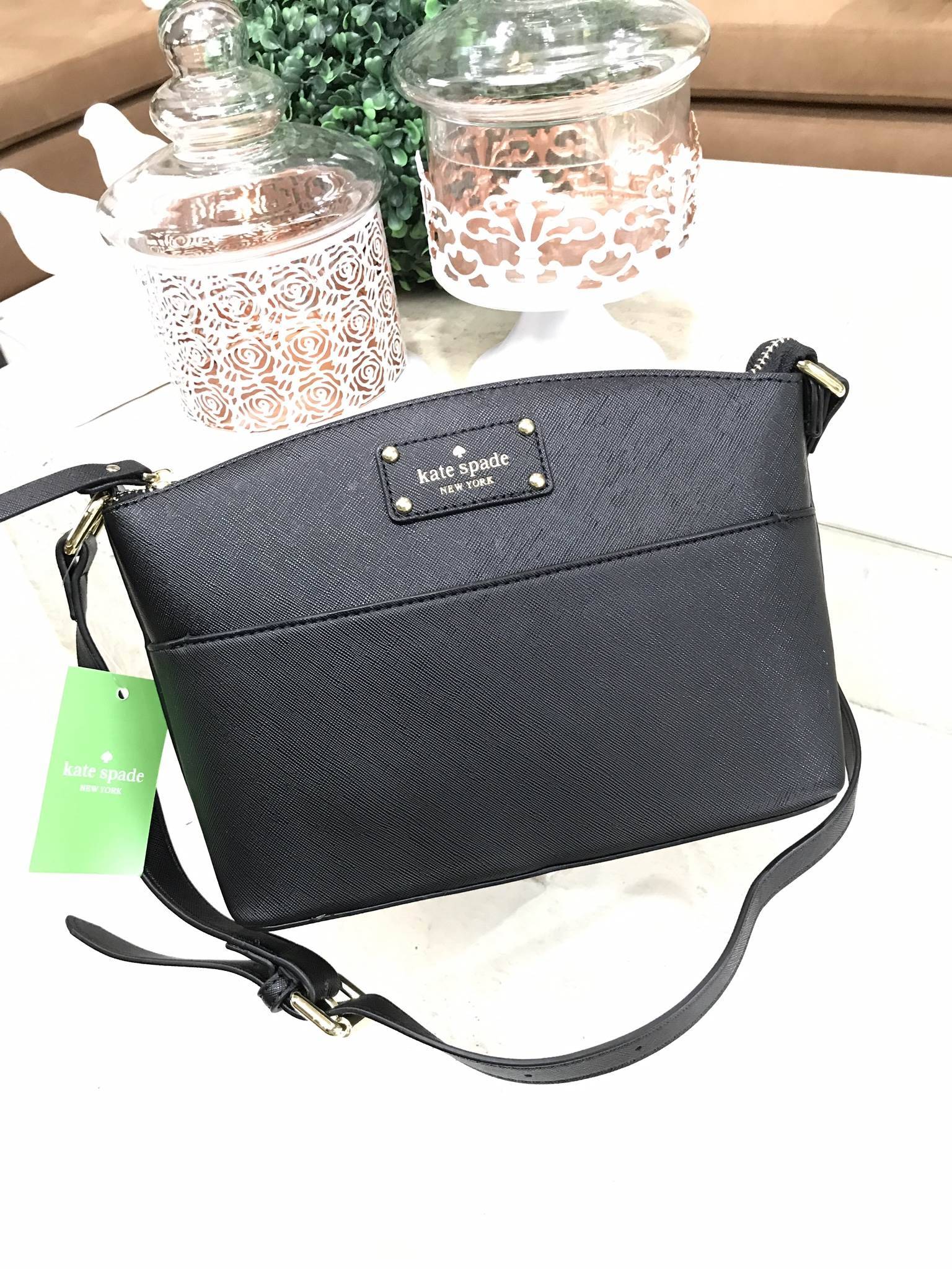รุ่นแนะนำ **สวยเว่อร์วังสุดๆ Kate Spade New York Mini Cross Body Bag กระเป๋าถือหรือสะพายหนัง Saffiano สวยหรูอยู่ทรงสไตล์ PRADA ด้านหน้าประดับโลโก้สีทองสวยไฮโซ มาพร้อมสายสะพายยาวปรับได้ ภายในมีช่องซิปและช่องเล็ก ซับในอย่างดีสกรีนลายตามแบบฉบับของแบรนด์ภายใน