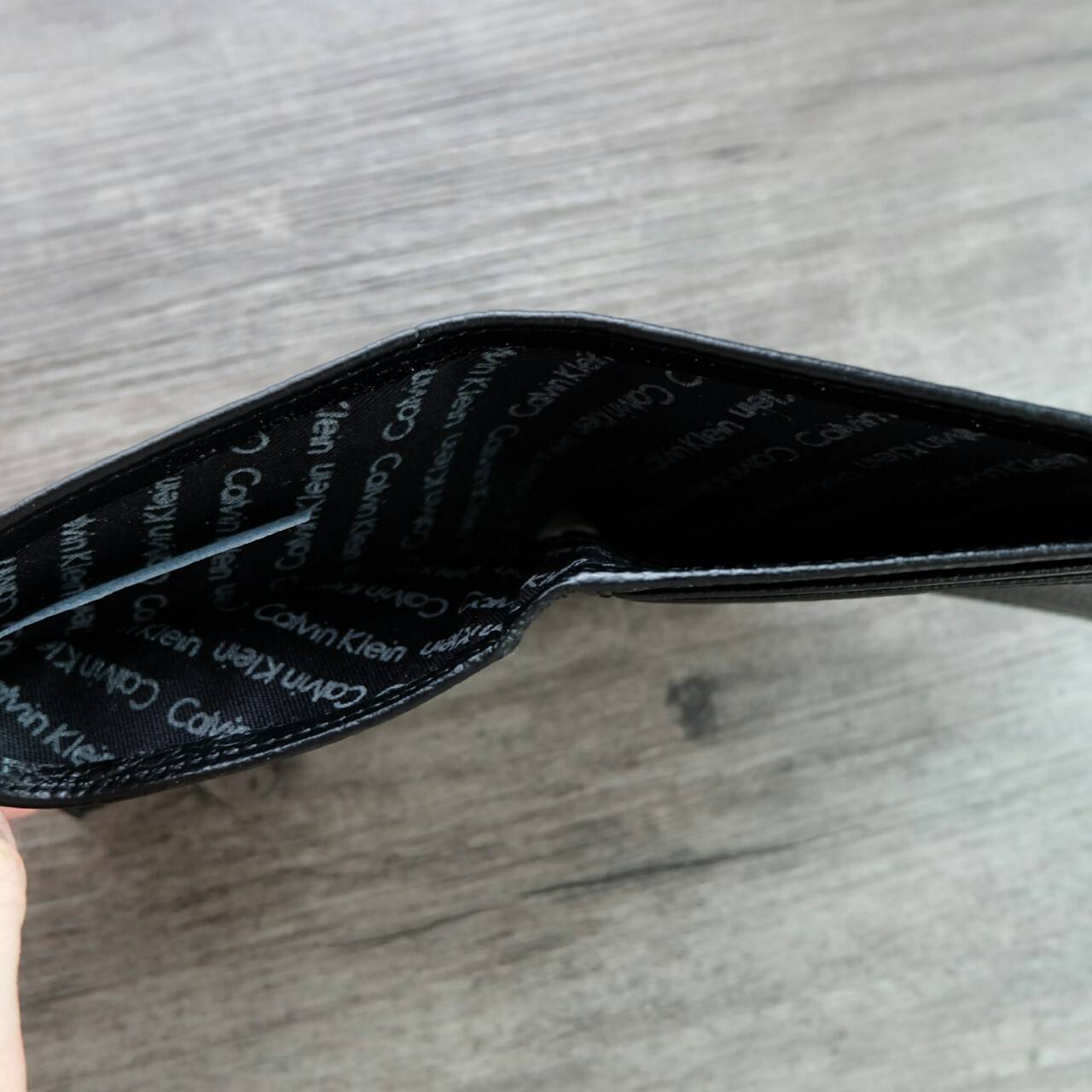 Calvin Klein Short Wallet กระเป๋าสตางค์ใบสั้น ด้านหน้ามี logo brand สีเงิน มาพร้อมกระเป๋าใส่บัตรใบเล็กอีก 1 ใบ จะมอบเป็นของขวัญหรือใช้เองก็แนะนำค่ะ