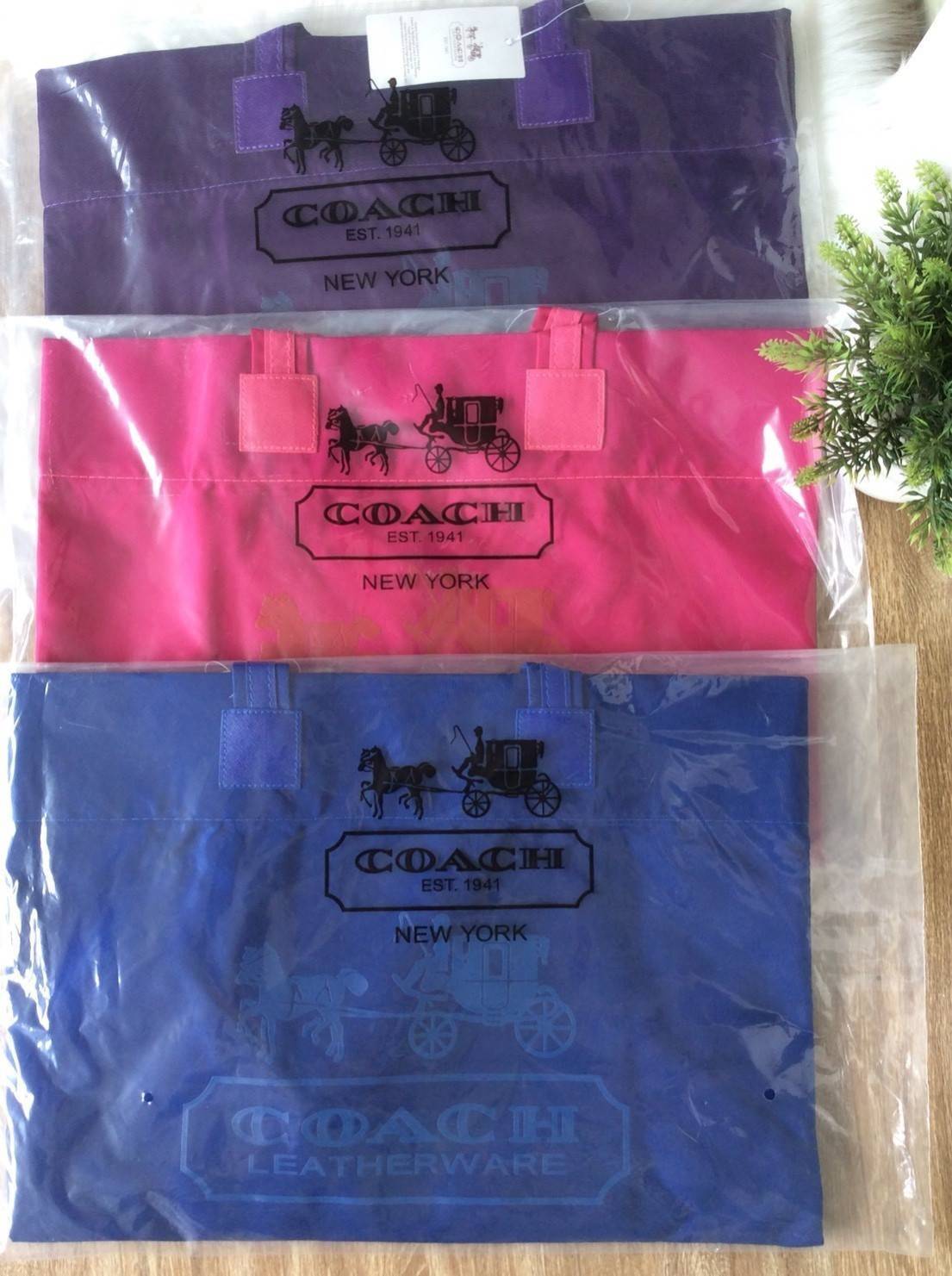 COACH nylon tote bag กระเป๋าสะพายทรง tote วัสดุ nylon หูหิ้วหนัง+ nylon ด้านหน้าปั๊ม logo brand เปิดปิดด้วยกระดุมแม่เหล็ก ภายในกว้าง ใส่ A4 ได้ และมีช่องซิปเล็กใส่ของจุกจิก ใบนี้จุได้เยอะ ทนทานทำความสะอาดง่ายค่ะ สวยทุกสีค่ะ