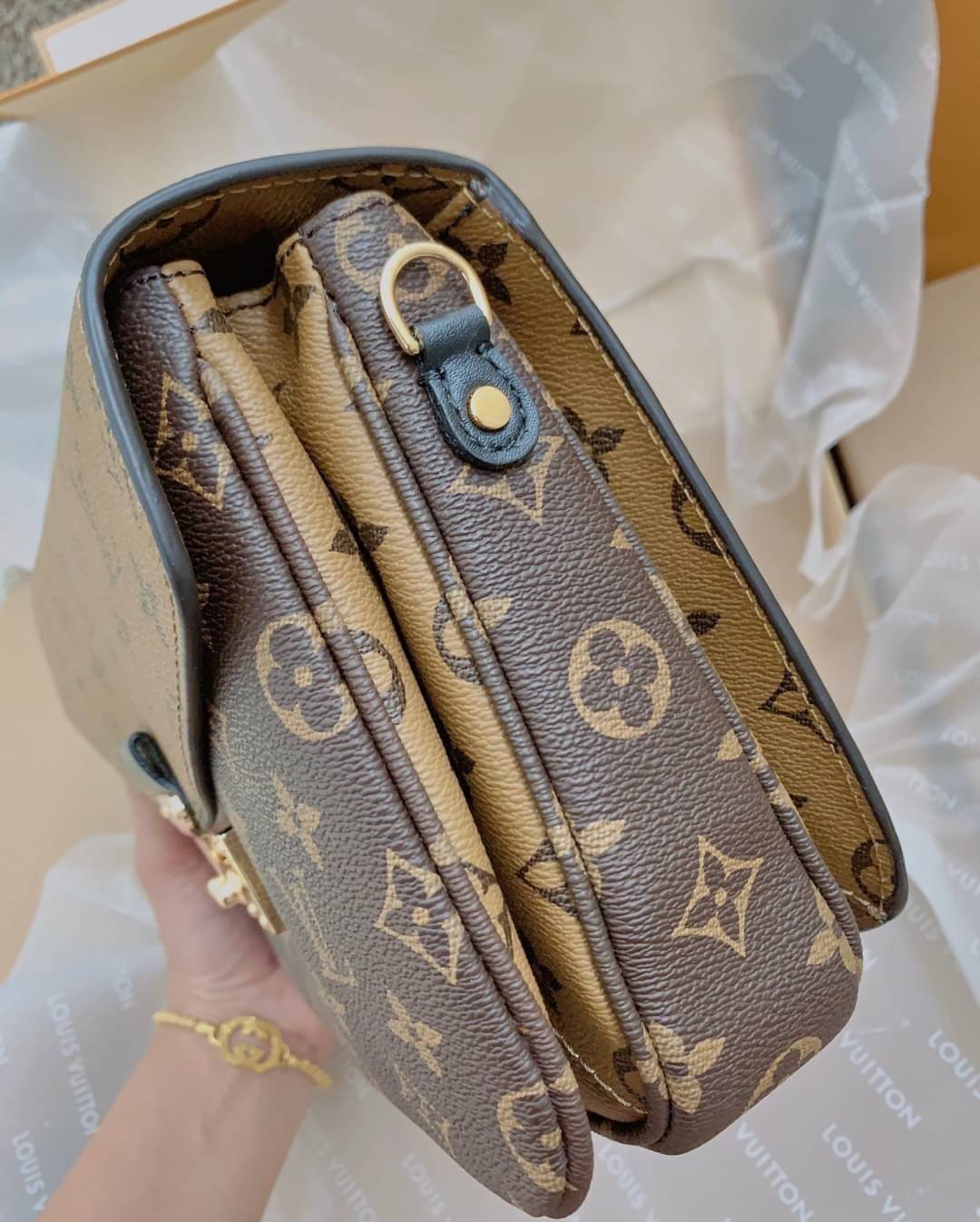 LV Pochette Métis ไอเท็มนำแฟชั่นที่น่าดึงดูดใจอย่างยิ่ง กระเป๋าที่มีรูปลักษณ์ทรงกะทัดรัดและใช้งานได้สะดวก หนังแท้แคนวาสอย่างดีเลยค่ะ ลาย Monogramอัญเป็นเอกลักษณ์ของแบรนด์