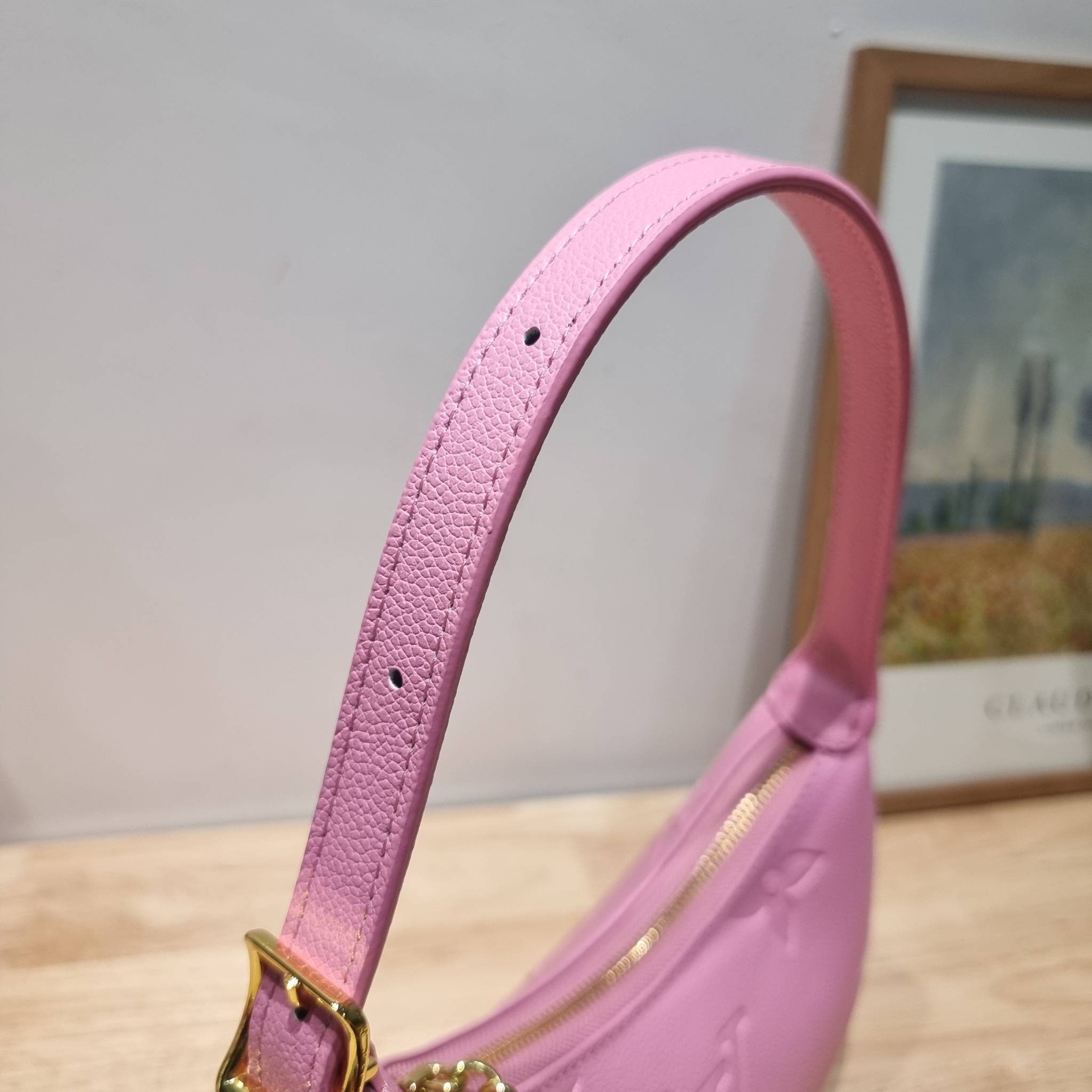 LV Mini Moon Monogram Empreinte Leather ใหม่ล่าสุด สวยสับ สวยตัวแม่ ไอเท็มเก๋ๆ ใบเดียวก็เลิศ กับกระเป๋าสะพายทรงพอช ขนาดกำลังน่ารัก พกพาง่าย รูดใช้งานสะดวกด้วยซิป ภายในเป็นช่องโล่ง มีช่องซิป ส่วนสายสะพายปรับสั้นยาวได้ตามเหมาะสม ดูดี ดูแพงทุกสี