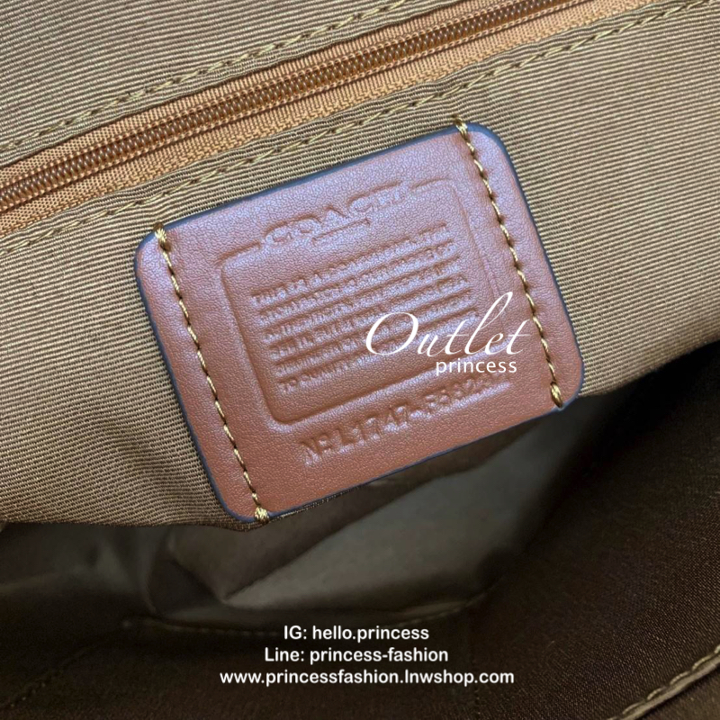 COACH CITY ZIP TOTE IN SIGNATURE BAG กระเป๋าถือหรือสะพายทรง tote ขนาดกำลังดี วัสดุหนัง pvc. เปิดปิดกระเป๋าแบบซิป ภายในกว้าง ใส่ iPad, A4 ของใช้ได้จุ มีช่องเล็ก และช่องซิปค่ะ Must Have!