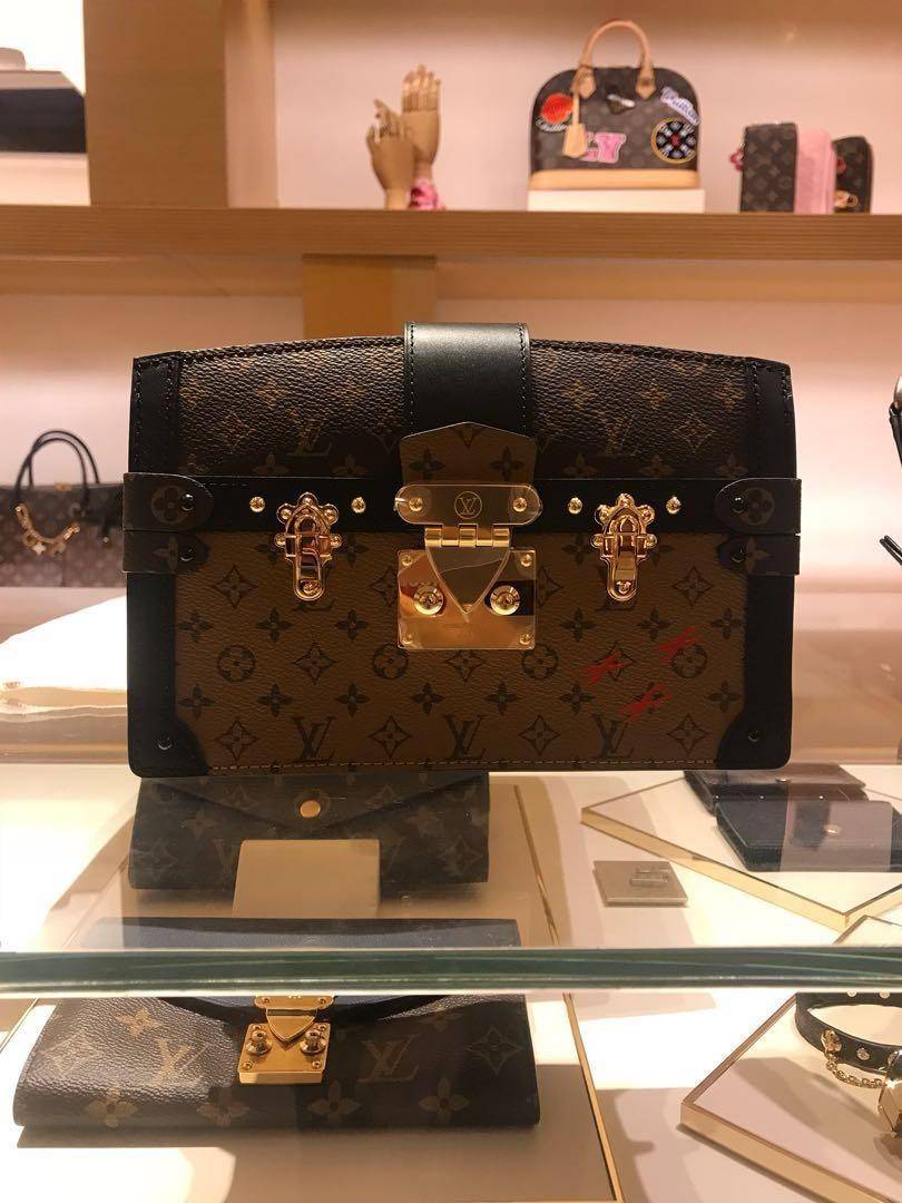LOUIS VUITTON TRUNK CLUTCH Monogram / LV TRUNK CLUTCH กระเป๋าสะพายกึ่งคลัทช์ ทรงสวย ที่สาวๆเรียกร้อง วัสดุหนังแคนวาส ดีไซน์ทุกอย่างได้ลงตัว หรูหรา ปากกระเป๋ามีสายคาดล็อค และช่องซิปปิด ภายในแบ่งสัดส่วนไว้ดีมากๆ มาพร้อมสายสะพายโซ่สลับหนัง ที่ถอดออกได้ พกเป็