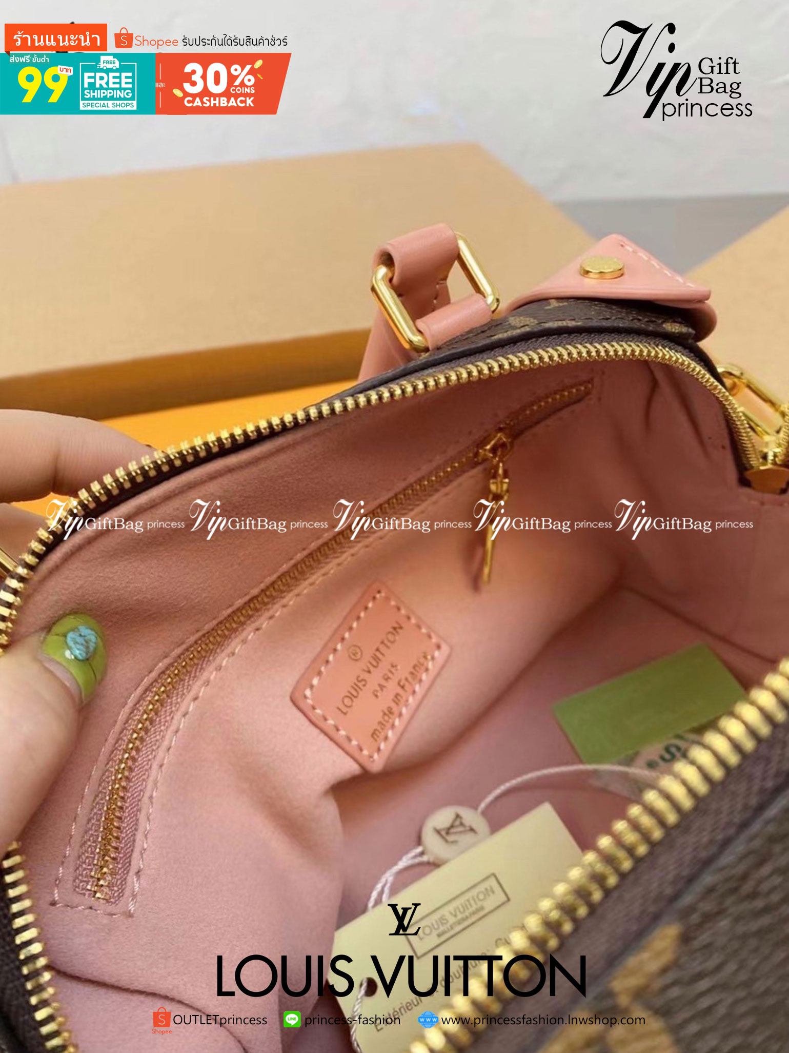 VIP 】LV Louis Vuitton Petite Malle Souple Bag กระเป๋าสะพายทรงหมอนมินิสวยน่าใช้มากค่ะ ขนาดกำลังน่ารักเลยค่ะ ภายในโล่งกว้าง ใส่ของได้เยอะน้าา งานซิปกลางเก็บของได้อย่างมิดชิด หนังลายโมโนแกรม มาพร้อมสายสะพายยาว 2 สาย ถอดออกถือได้ ไอเท็มน่ารักขนาดนี้ ไม่มีได้ไ