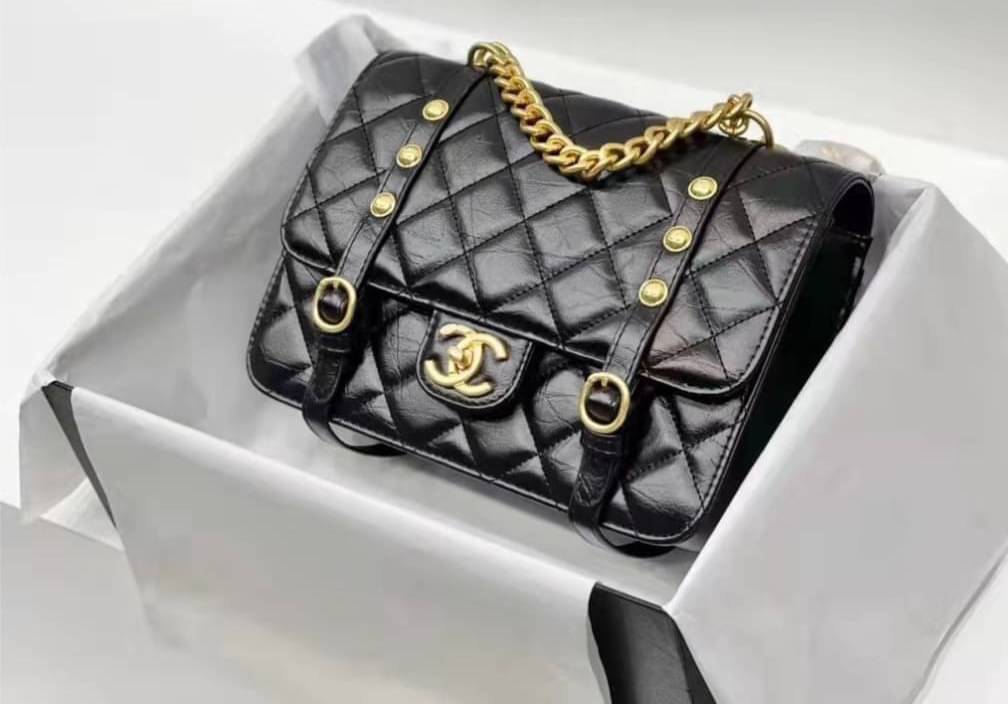 Chanel อเนกประสงค์ รุ่น Limited edition ลายตาราง ปักหมุดอะไหล่ทอง หนังแท้ น้ำหนักเบา มีช่องใส่ของจุกจิก เปิดปิดด้วยฝาปิดกระดุม มีช่องใส่บัตร ช่องซิป ช่องหลัง ใส่กระเป๋าสตางค์ใบยาว ได้ค่ะ ตัวจริงสวยมากๆถูกใจรีบจองนะคะ ใส่มือถือได้ทุกรุ่น สายสะพายโซ่+หนัง แ