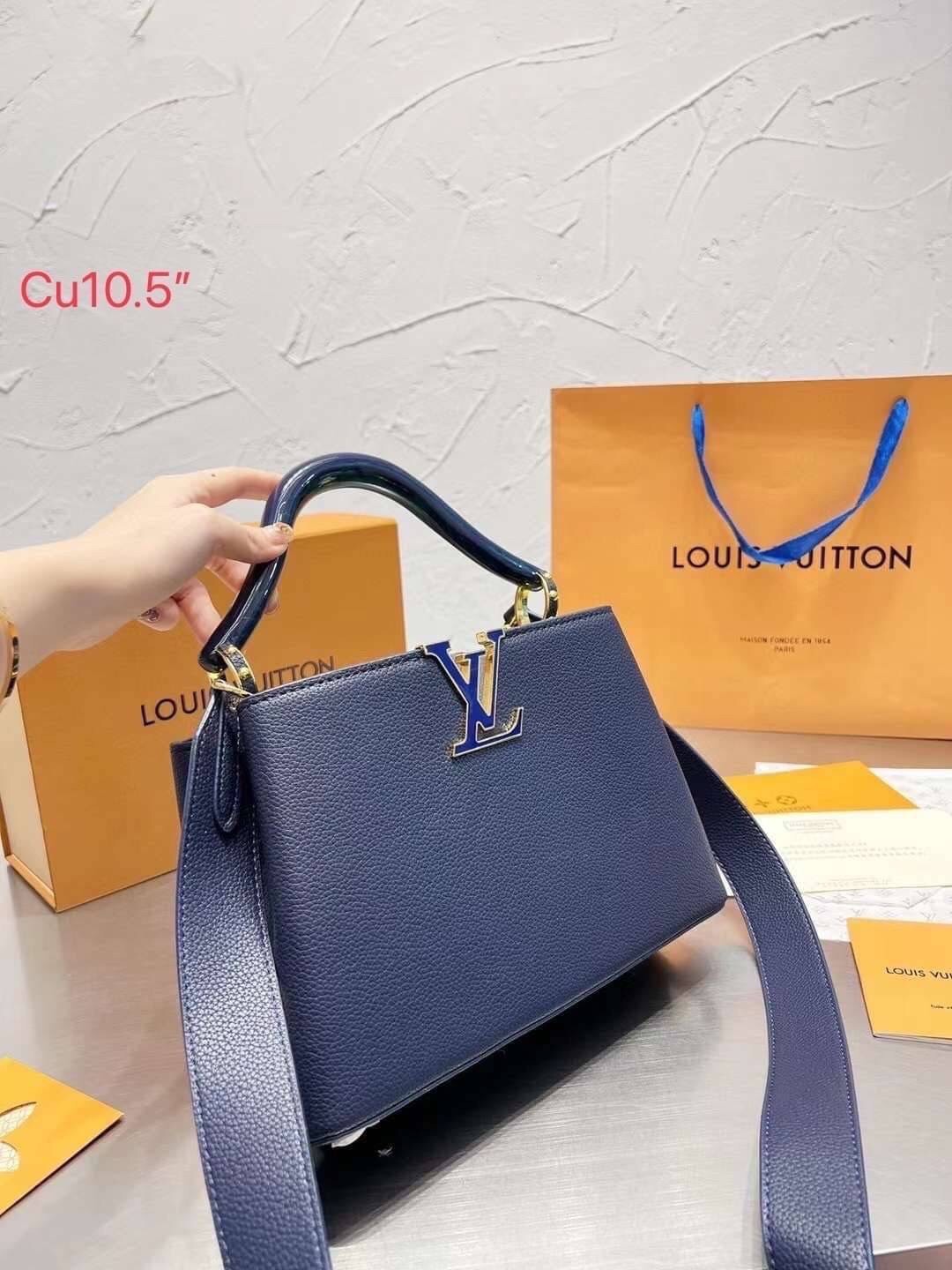 LV CAPUCINES BB top handle ที่สุดของความสวยในราคาเบาๆ กระเป๋าถือสุดหรู ดีไซน์ทรงคลาสสิค ดีงามม้ากกกก!! มาพร้อมหูจับในตัว ด้วยรูปทรงวินเทจ พร้อมส่งครบ box set ในราคาที่คุ้มที่สุด จัดเถอะค่า ยืนยันว่าสวยคุ้ม!!