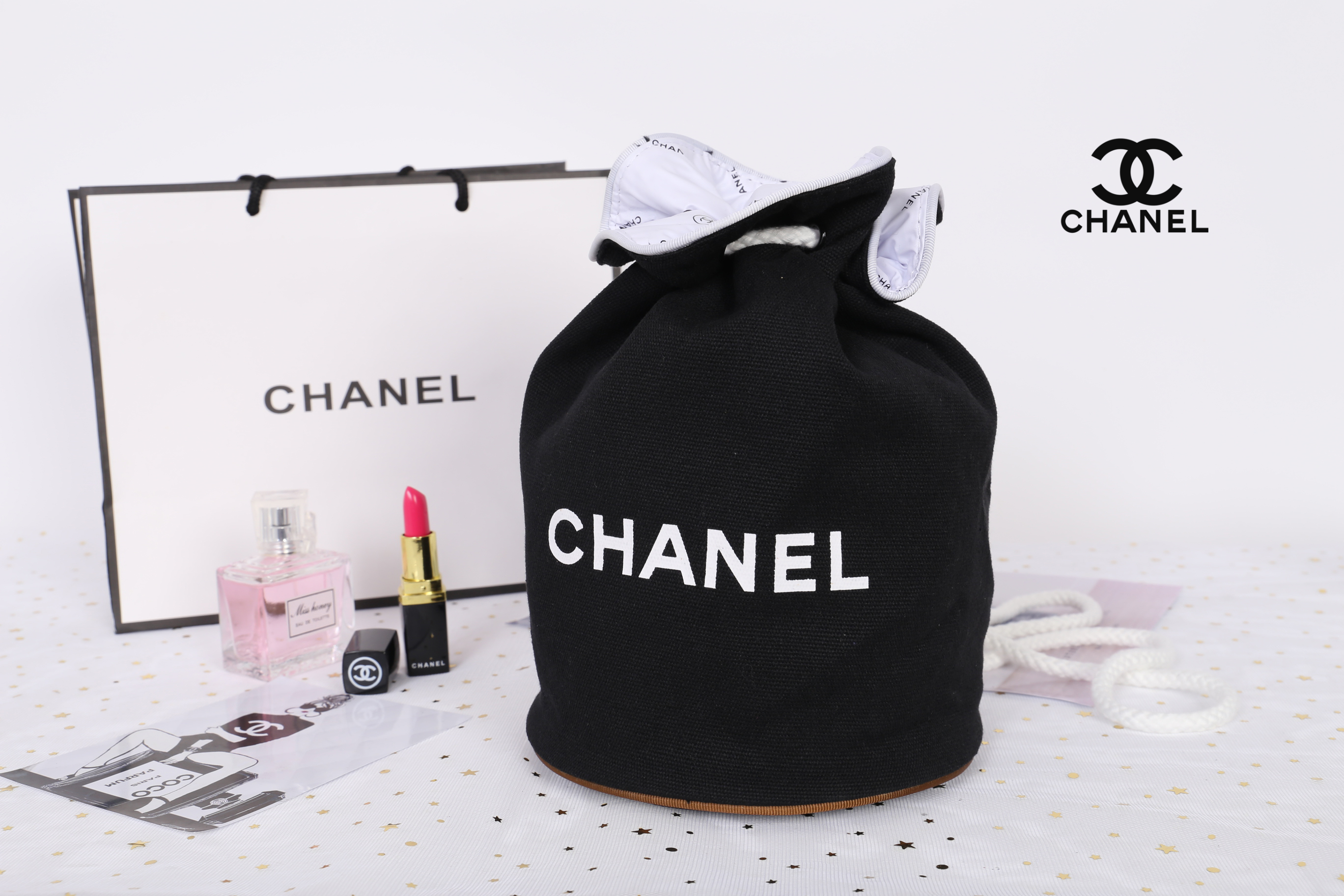 CHANEL VIP BEAUTE AUTHENTIC CANVAS DUFFLE BAG VIP Gift With Purchase รุ่น Limited Edition จาก Chanel Beaute ของแท้นำเข้าจากเคาเตอร์ต่างประเทศ วัสดุ Canvas เนื้อหนาภายในบุด้วย 100% Polyester สกรีนโลโก้แบรนด์ เปิดปิดแบบ Drawstring ใส่ ipad mini เครื่องสำอาง