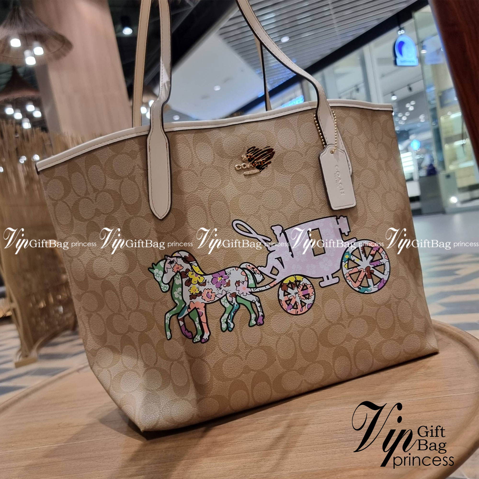 COACH CA607 CITY TOTE IN SIGNATURE CANVAS WITH HORSE AND CARRIAGE PATCHWORK GRAPHIC กระเป๋าทรงโท้ทใบใหญ่ คอลเลคชั่นใหม่ สวยโดดเด่นมากๆ น่ารักน่าใช้ไปอีกด้วยลวดลายซิกเนเจอร์โดดเด่น ใบนี้ใส่ของได้ของครบครัน จุได้แบบไม่ต้องกลัวเต็ม!! วัสดุหนังแคนวาสคุณภาพดี 