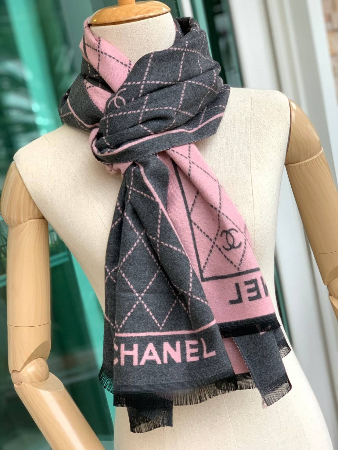 Chanel Scarves for woman’s accessories พลาดไม่ได้กับของขวัญสำหรับเทศกาลดีๆที่กำลังจะมาถึง ส่งมอบความรู้สึกดีๆให้กับคนที่คุณรัก ด้วยผ้าพันคอ หรือ ผ้าคลุมจากแบรนด์ดัง ด้วยเนื้อผ้าแบบcashmereที่ถักทอแบบเนื้อละเอียด จึงทำให้นุ่มน่าสัมผัส ให้ความอบอุ่นได้ดี สำ