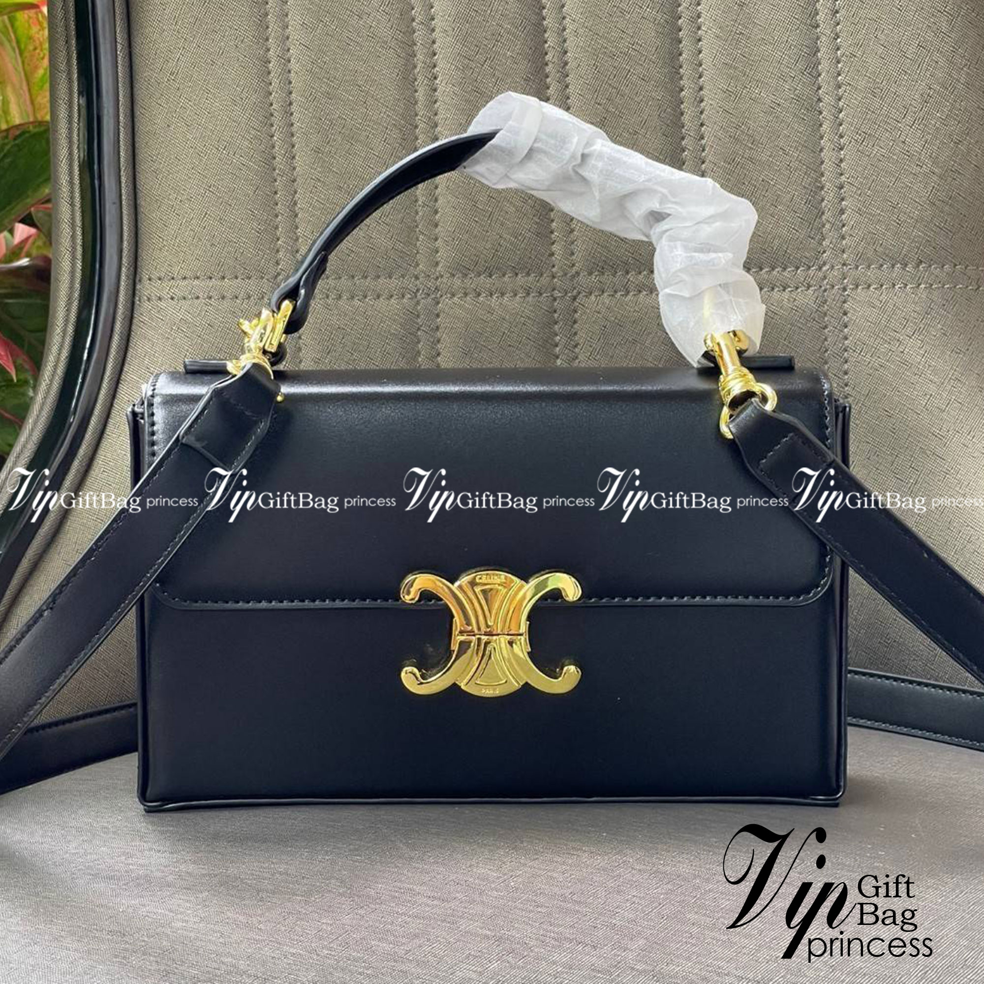 Celine Triomphe shoulder handbag Bag / Celine box triomphe in Natural Calfskin Tan กระเป๋าสะพายเรียบหรูและดูทันสมัยใบนี้ออกมา ให้คุณเลือกสะพายในชีวิตประจำวันเข้ากับการแต่งตัวสบาย ๆ หรือถอดสายถืงออกงานปาร์ตี้สังสรรค์ ก็ช่วยให้คุณดูโดดเด่นได้เช่นกัน นอกจากน