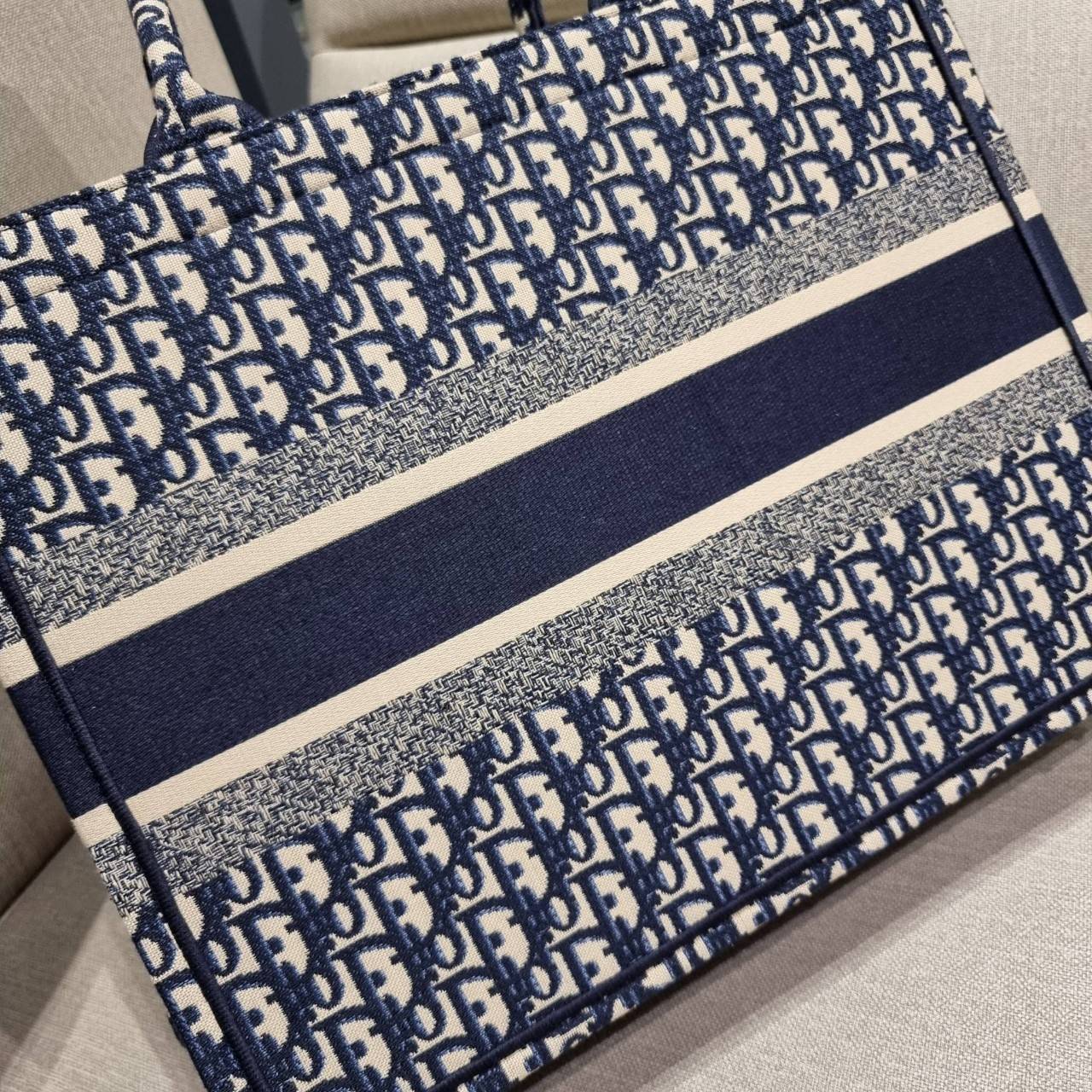 VIP 】HOT ARRIVAL!! DIOR CD SHOPPING BAG WITH GWP กระเป๋าทรงช้อปปิ้งใบใหญ่ จุใจ!! พรีเมี่ยมกิ๊ฟรุ่นดับเบิ้ลฮอต ดีไซน์คลาสสิควินเทจ สวยหรู วัสดุผ้าแคนวาสลายกราฟฟิค ภายในโล่งกว้างมากๆ ใส่ของจุสุดๆ โน้ตบุ้ค ไอแพด กระเป๋าสตางค์ มือถือ หรือเสื้อผ้ายังได้ สะพายค