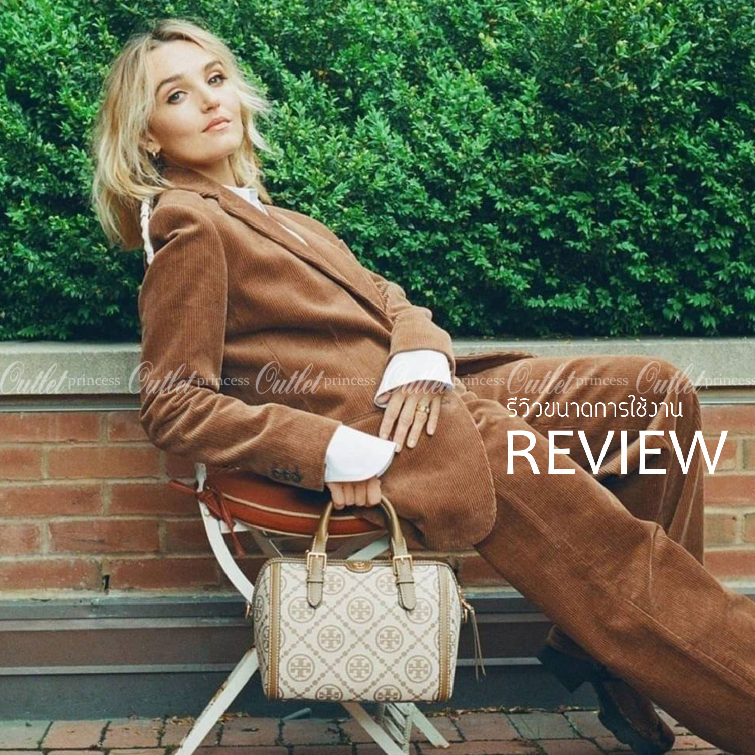 Large: Tory burch T Monograme Jacquaed Duffle เป็นทรงกระเป๋าที่มีความฮอตฮิตตลอดกาล ด้วยรูปทรงคลาสสิคและเหมาะใช้งานเข้ากับทุกสถานการณ์ ไม่ว่าจะเป็นกระเป๋าสะพายไหล่ เพิ่มความคล่องตัวและเข้าได้กับทุกลุค ไม่ว่าจะเป็นวันสบายๆ หรือวันที่ต้องออกไปทำกิจกรรมลุยๆ ห