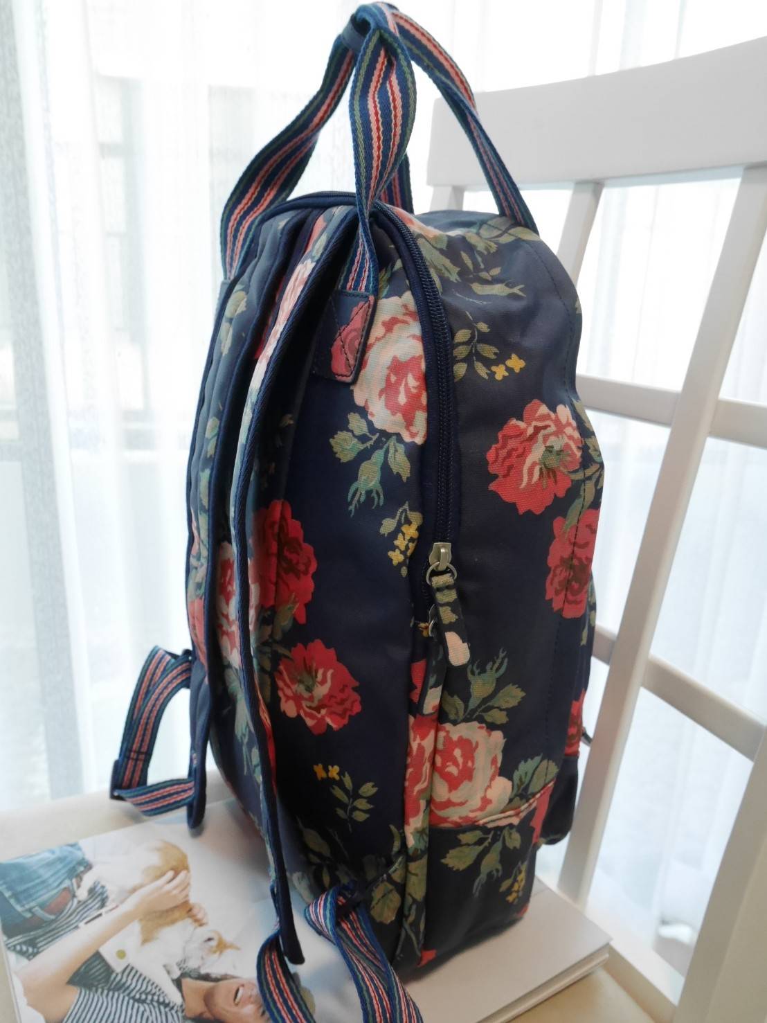 CATH KIDSTON BACKPACK BAG กระเป๋าเป้น่ารัก ตามแบบฉบับของแบรนด์นี้เลยค่า โดดเด่นด้วยหนัง PVC พิมพ์ลาย กันน้ำทั้งใบ ด้านในมีช่องซิปใหญ่ใส่ของ 2 ช่อง จุของได้เยอะ ใส่ IPAD / A4ได้สบายเลยค่ะ ด้านหน้ามีช่องซิปเล็ก 1 ช่อง ใส่ของจุกจิกหนิบได้สะดวก น้ำหนักเบา ใช้