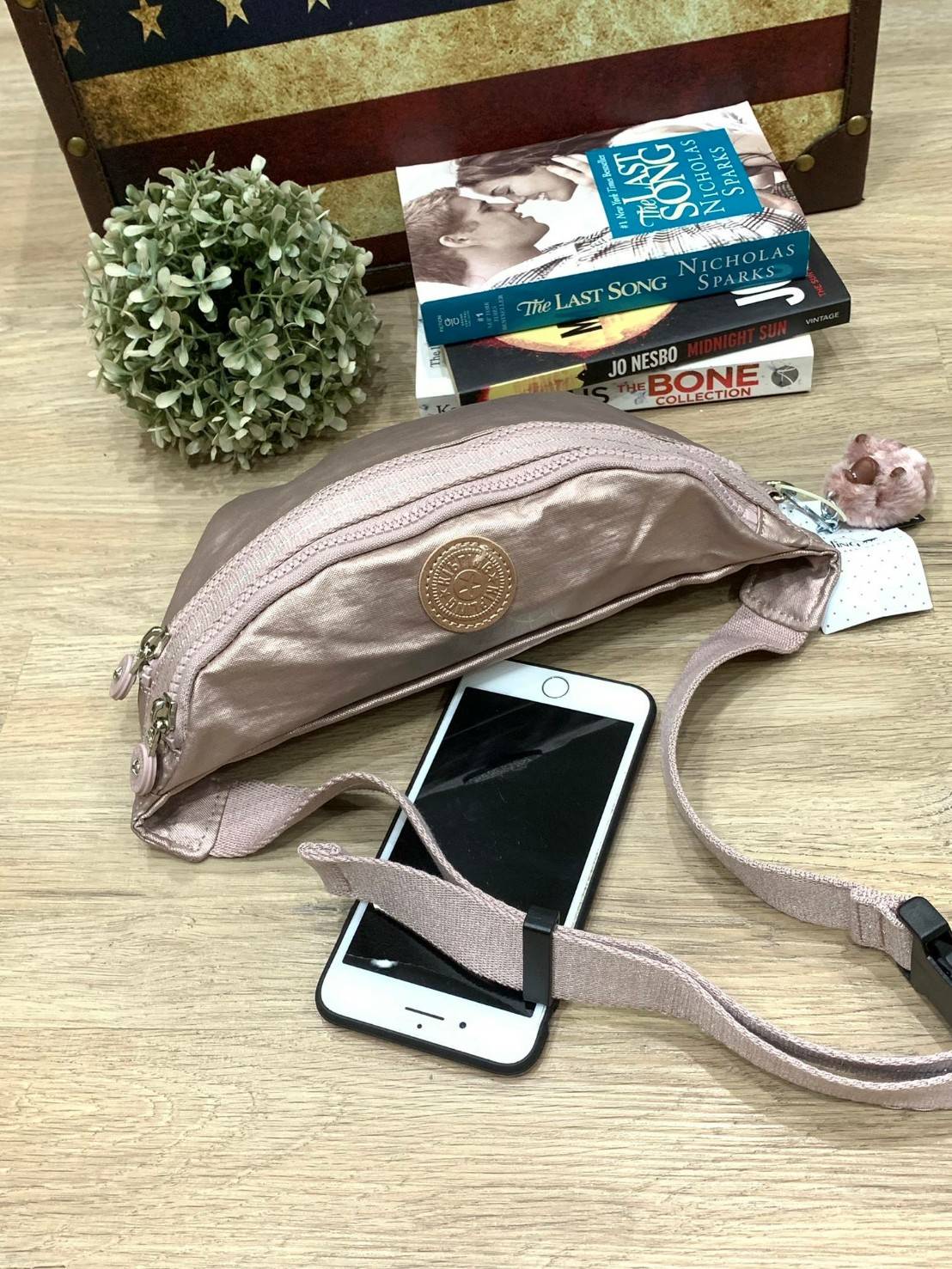 5สี Kipling WHISPER Basic Fanny Pack รุ่นใหม่ล่าสุดกับกระเป๋าทรงคาดอกหรือคาดเอวสุดชิค วัสดุpolyester100% น้ำหนักเบา มีช่องซิปใช้งานหลัก2ช่อง ใส่กระเป๋าสตางค์ทรงยาวได้ ขนาดกำลังดี สายสะพายปรับความยาวได้ฟรีไซส์ ประดับพวงกุญแจลิงน่ารัก สามารถถอดออกได้ มีรูปแ