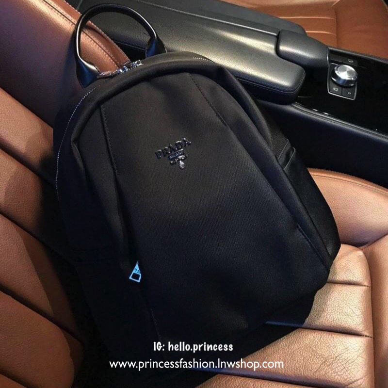 PRADA NYLON BACKPACK กระเป๋าสะพายเป้ Limited edition VIP Gift With Purchase (GWP) จากเคาน์เตอร์แบรนด์วัสดุ Nylon&Polyester เนื้อหนาคุณภาพดีตามแบบฉบับแบรนด์ ด้านหน้าประดับโลโก้แบรนด์ เปิดปิดด้วยซิปสะดวกใช้ หูจับแข็งแรง สายสะพายหลังลายแบรนด์เลื่อนปรับได้ ด้