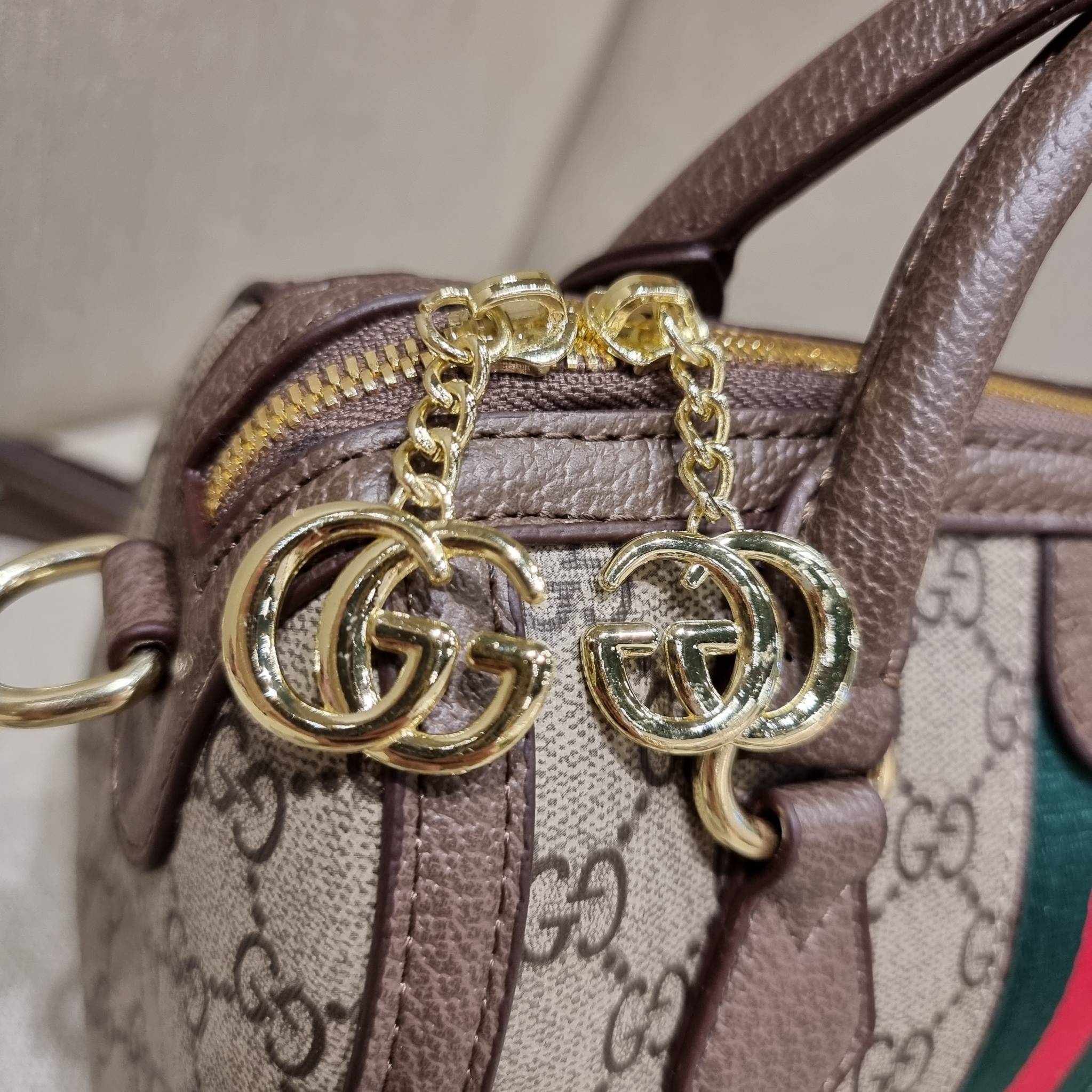 VIP 】GC CLASSIC DUFFLE BAG VIP GIFT กระเป๋าถือทรงหมอนสวยคลาสสิค สินค้าพิเศษจากเคาน์เตอร์ duty free แถมฟรี!! โบว์ผ้าลายแบรนด์ สำหรับตกแต่งหูกระเป๋า ผูกเป็นโบว์ หรือพันถนอมหูกระเป๋าก็ดูหรูมาก วัสดุหนังแคนวาส ดีไซน์แถบคาดโดดเด่น สวย หรู ใบจริงสวยมาก! เปิด-ปิ