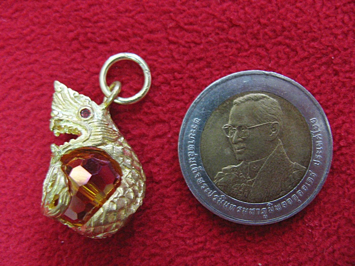 สินค้าหมดค่ะ จี้พญานาคอุ้มลูกแก้วสีส้ม(มิถุนายน)พร้อมใบคาถาค่ะ