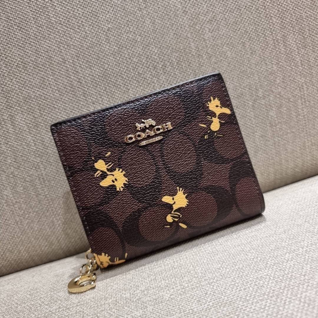 C4591 C4592 COACH COACH x PEANUTS SNAP WALLET IN SIGNATURE CANVAS WITH SNOOPY PRINT / WITH WOODSTOCK PRINT กระเป๋าสตางค์ใบเล็ก ขนาดกำลังเหมาะ ดีไซน์น่ารักอีกแล้วจ้า ♥️ มันน่ารักน่าใช้มาก โดดเด่นด้วยลายคอลเลคชั่นยอดฮิต วัสดุหนังแคนวาสเคลือบลาย เปิด-
