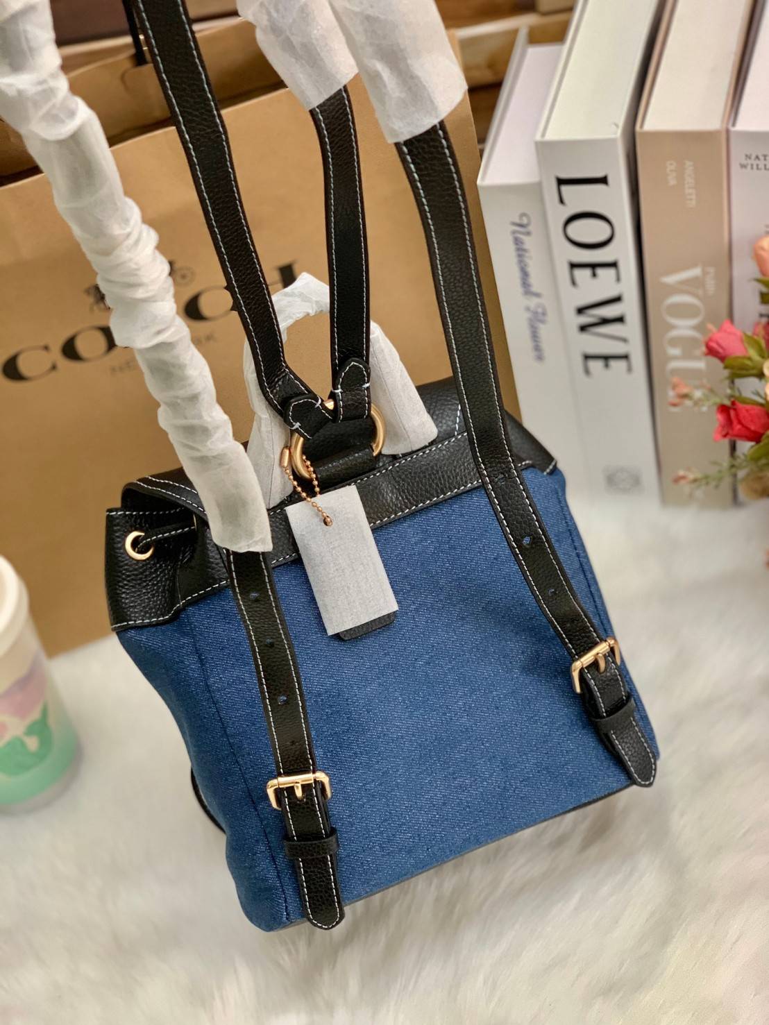 COACH PENNIE BACKPACK 22 ((C4122)) พร้อมส่งที่ไทย ห้ามพลาดค่าา! กระเป๋าสะพายหลังแบบมีหูกิ้ว วัสดุเดนิมอย่างดีนิ่ม+หนังแท้ ได้สวยงามลงตัว นำ้หนักเบา ทรงสวยน่ารักมากๆค่ะ ด้านหน้ามีช่องกระเป๋าเล็กใส่ของจุกจิก ปากกระเป๋าแบบหูรูด ภายในกระเป๋าโล่ง กว้าง สามารถใ